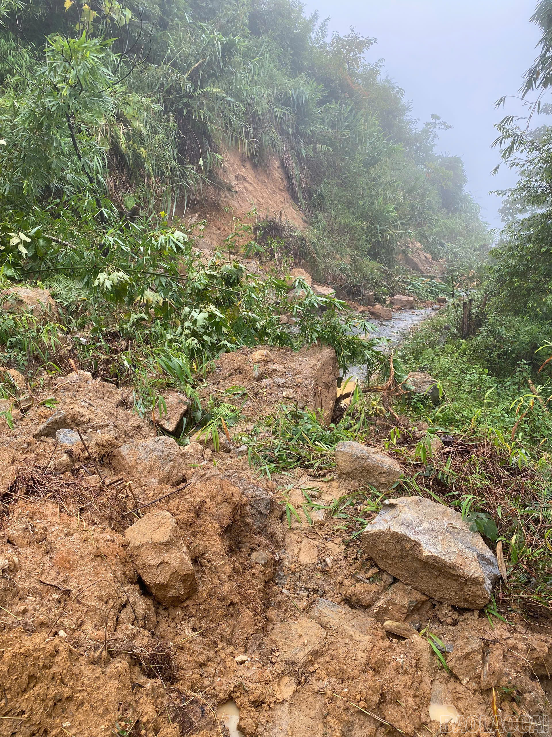 Tuyến đường huyết mạch từ thôn Mường Bo 1 đi Nậm Củm bị chia cắt hoàn toàn.