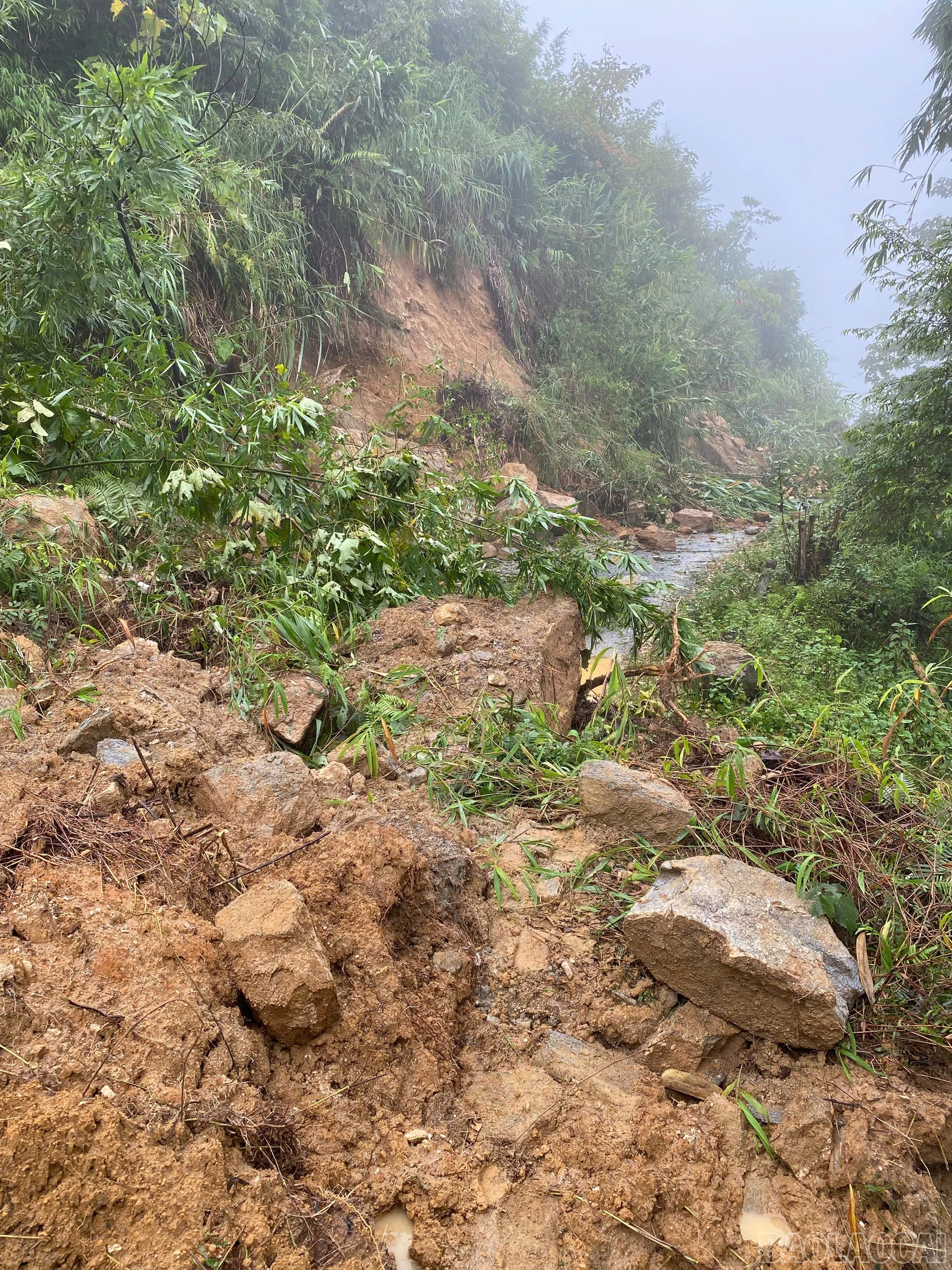 Tuyến đường huyết mạch từ thôn Mường Bo 1 đi Nậm Củm bị chia cắt hoàn toàn.