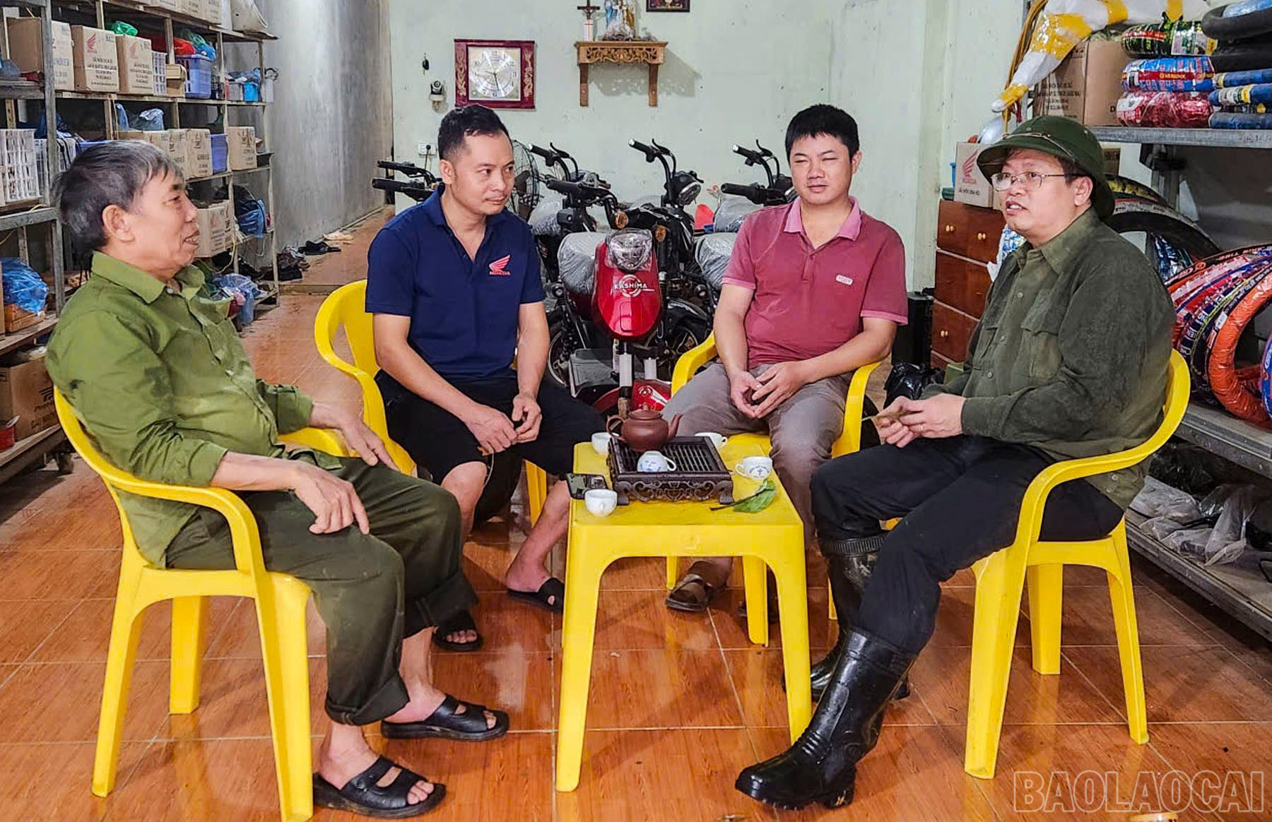 Vận động người dân chủ động di dời, phòng tránh sạt lở đất.