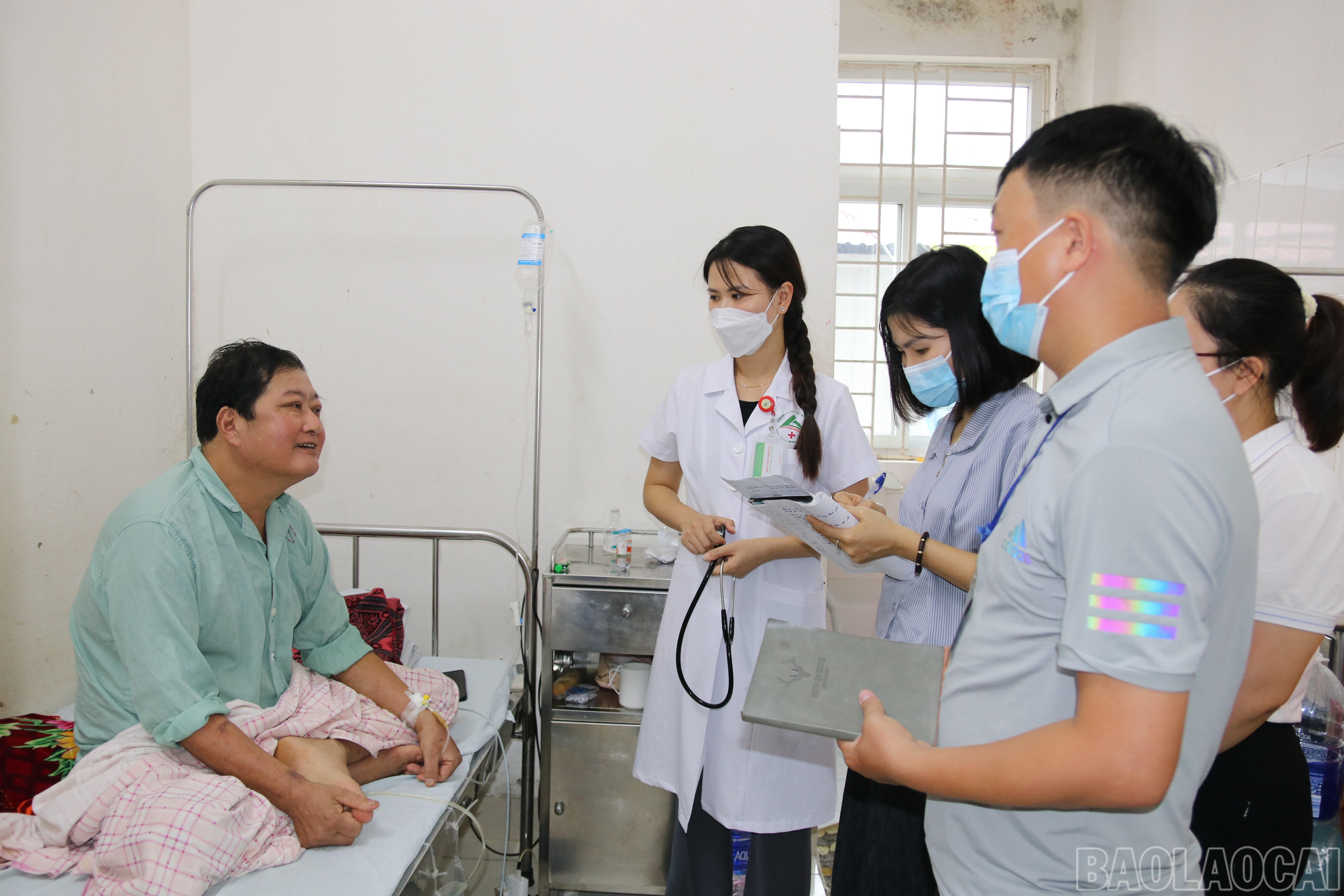 Cán bộ Trung tâm Kiểm soát bệnh tật điều tra dịch tễ tìm hiểu căn nguyên gây bệnh. baolaocai-br_anh2.jpg