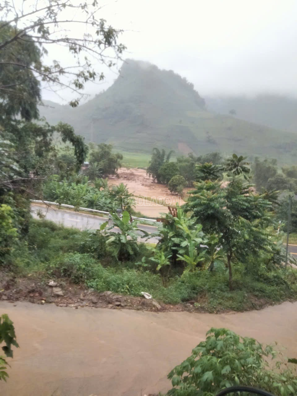 Nhiều tuyến đường bị sạt lở, ngập nước hoặc ứ đọng bùn đất.