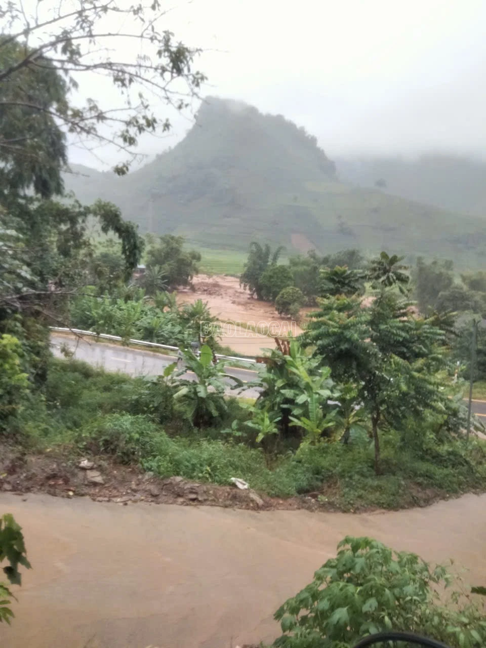 Nhiều tuyến đường bị sạt lở, ngập nước hoặc ứ đọng bùn đất.