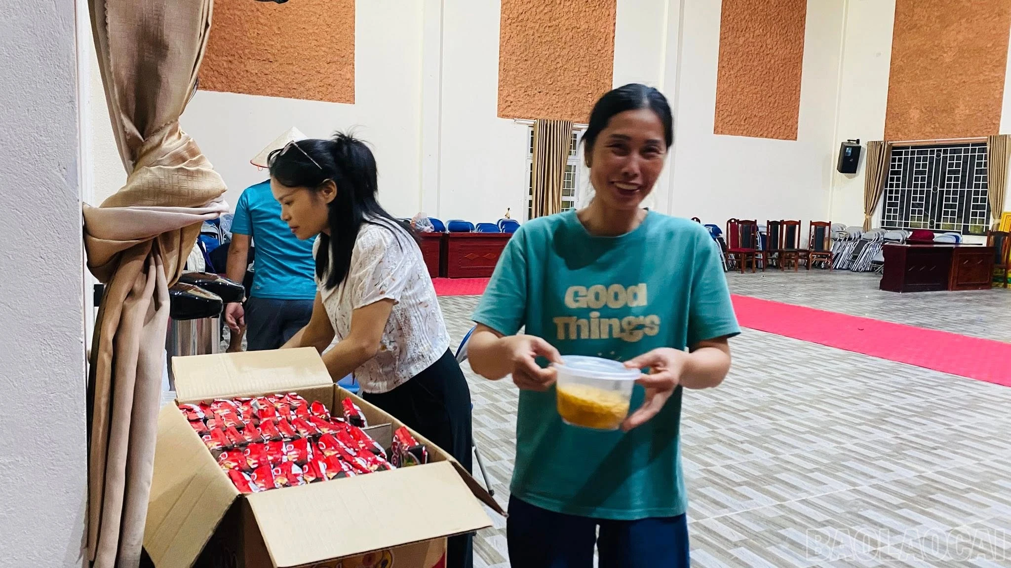 Di dời người dân khỏi vùng nguy hiểm về trụ sở UBND xã Minh Lương.