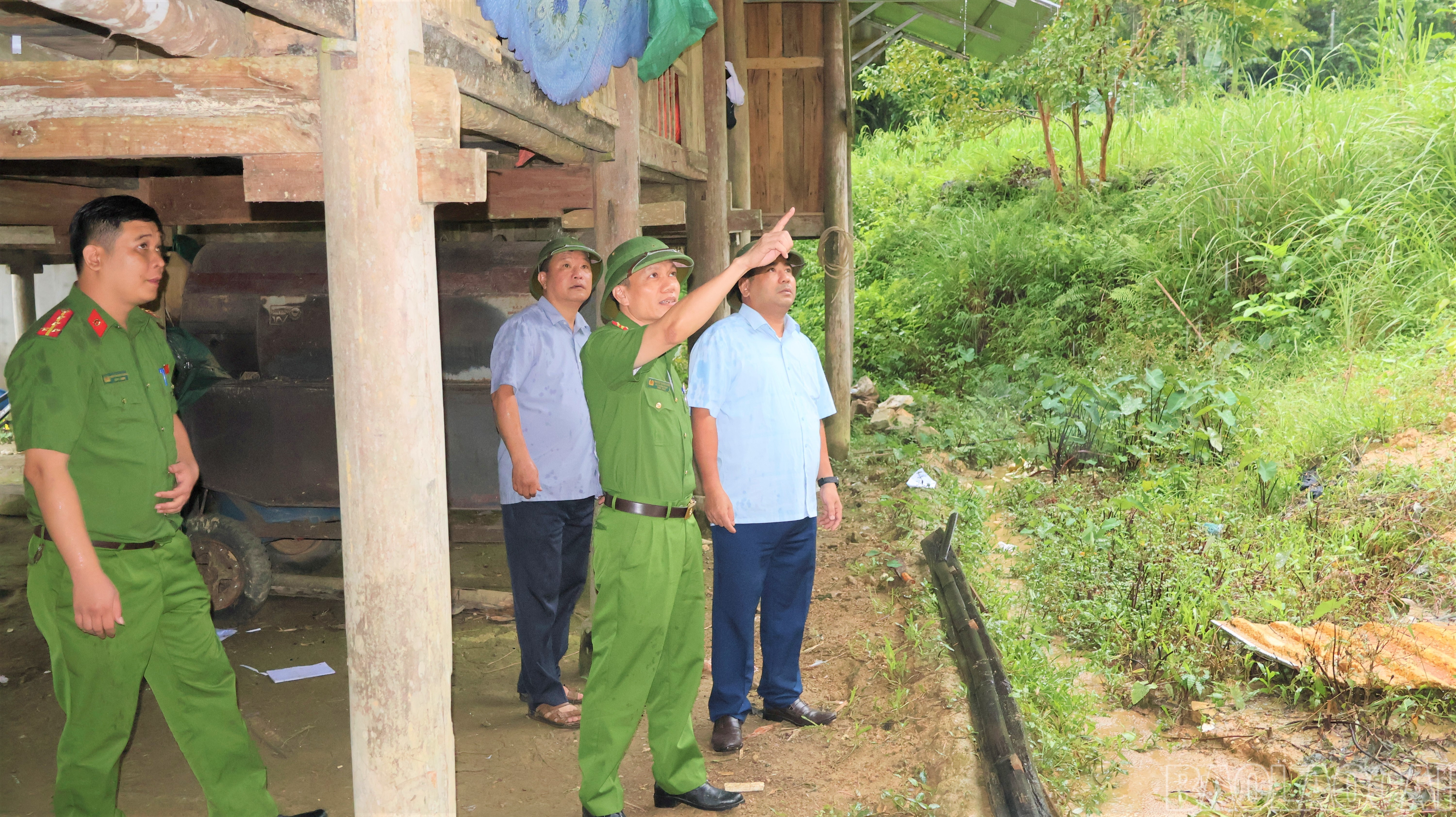 Lãnh đạo xã Lục Yên kiểm tra thực địa địa điểm có nguy cơ sạt lở cao tại thôn Nà Khà.
