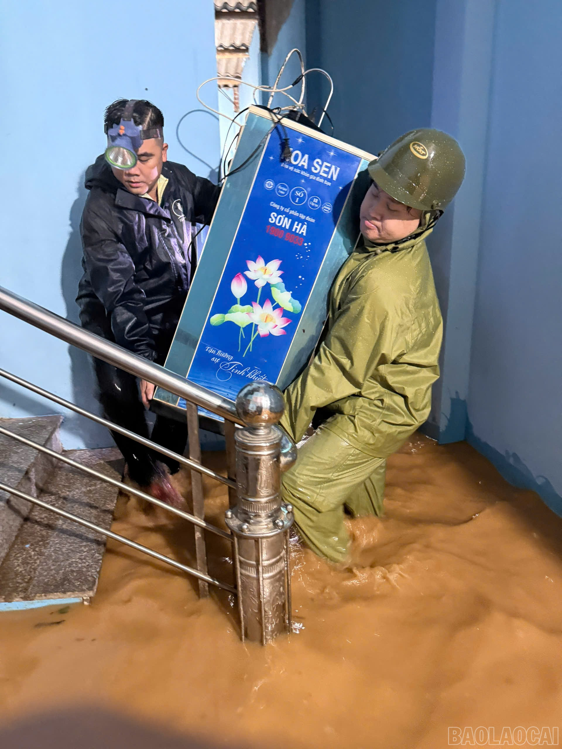 Hiện công tác di dời người dân và tài sản đến nơi an toàn vẫn được các lực lượng tích cực triển khai. baolaocai-br_12.jpg