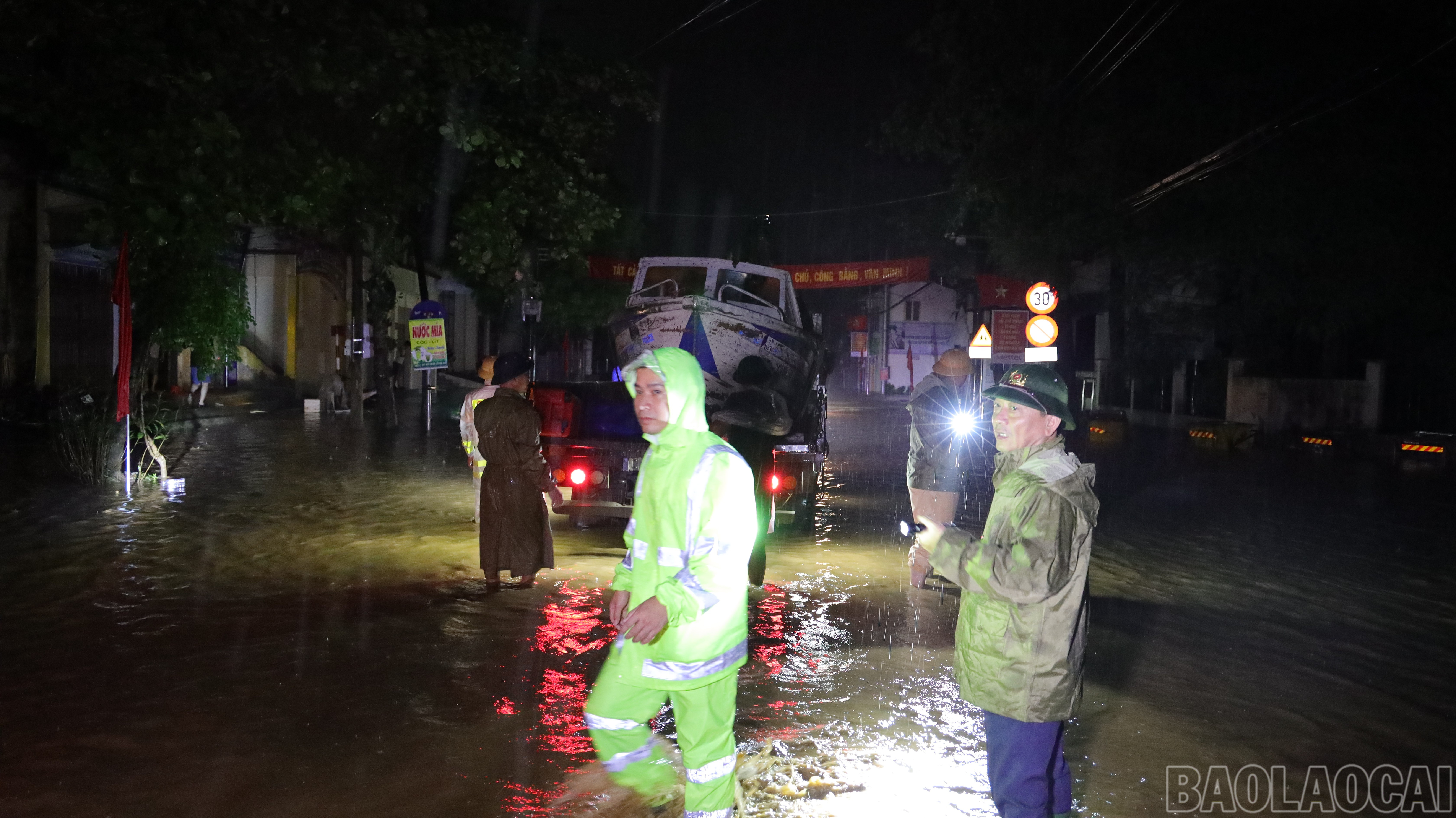 Đại tá Nguyễn Xuân Tuấn - Phó Giám đốc Công an tỉnh trực tiếp chỉ huy công tác cứu nạn, cứu hộ tại các phường bị ngập sâu trong nước ở trung tâm tỉnh Lào Cai. baolaocai-br_5.jpg
