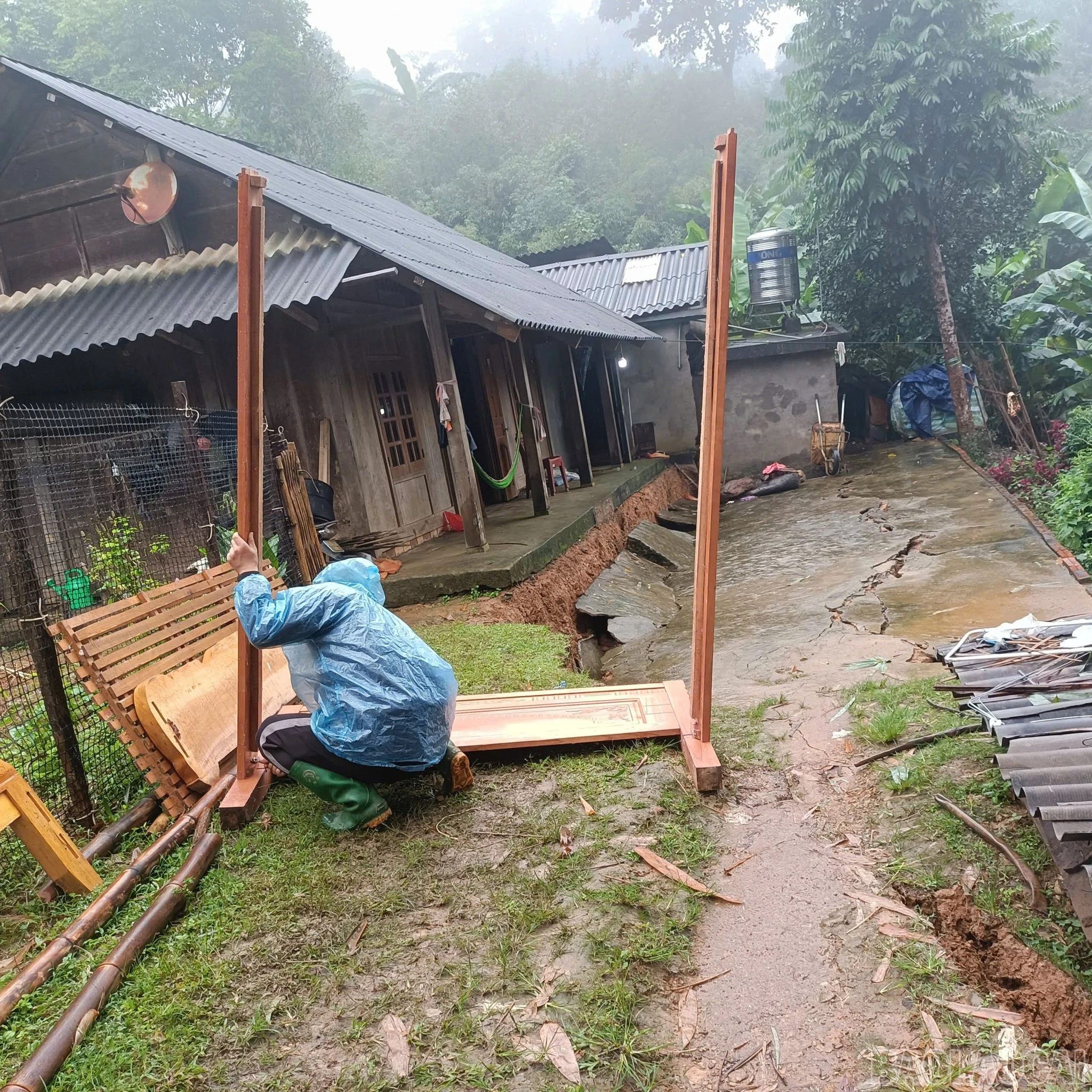 Hỗ trợ người dân di dời tài sản khỏi khu vực có nguy cơ cao.