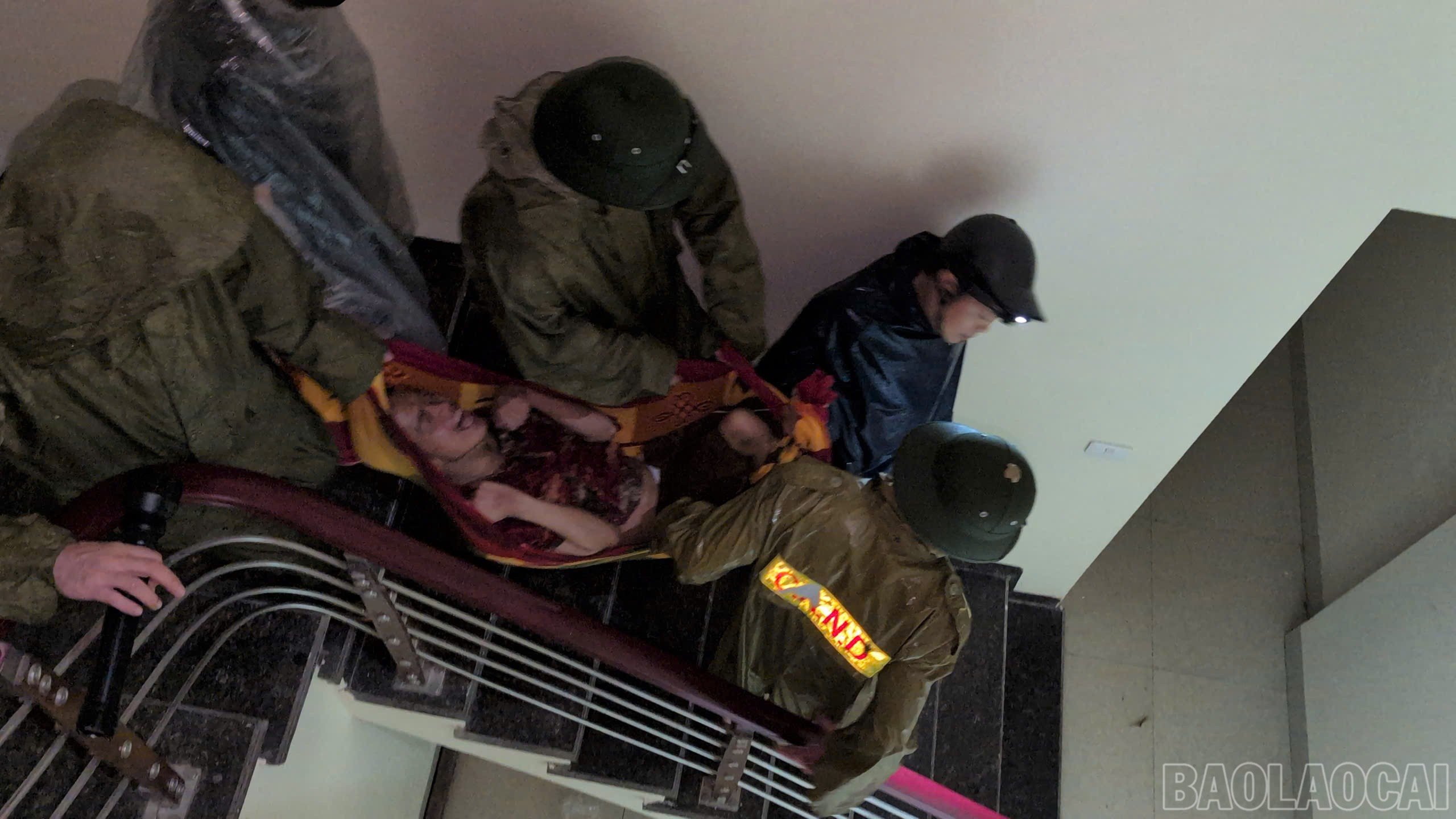 Hàng trăm người dân được sơ tán trong đêm, trong đó có người già, trẻ em và phụ nữ mang thai. baolaocai-br_7.jpg