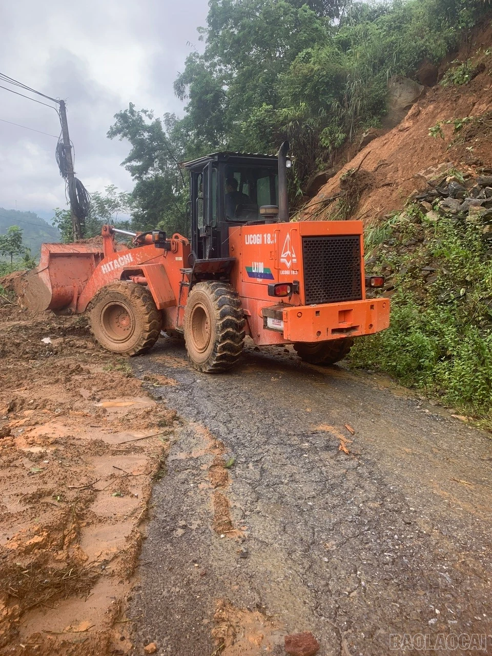 Huy động máy xúc san gạt, sớm mở lại các tuyến đường.