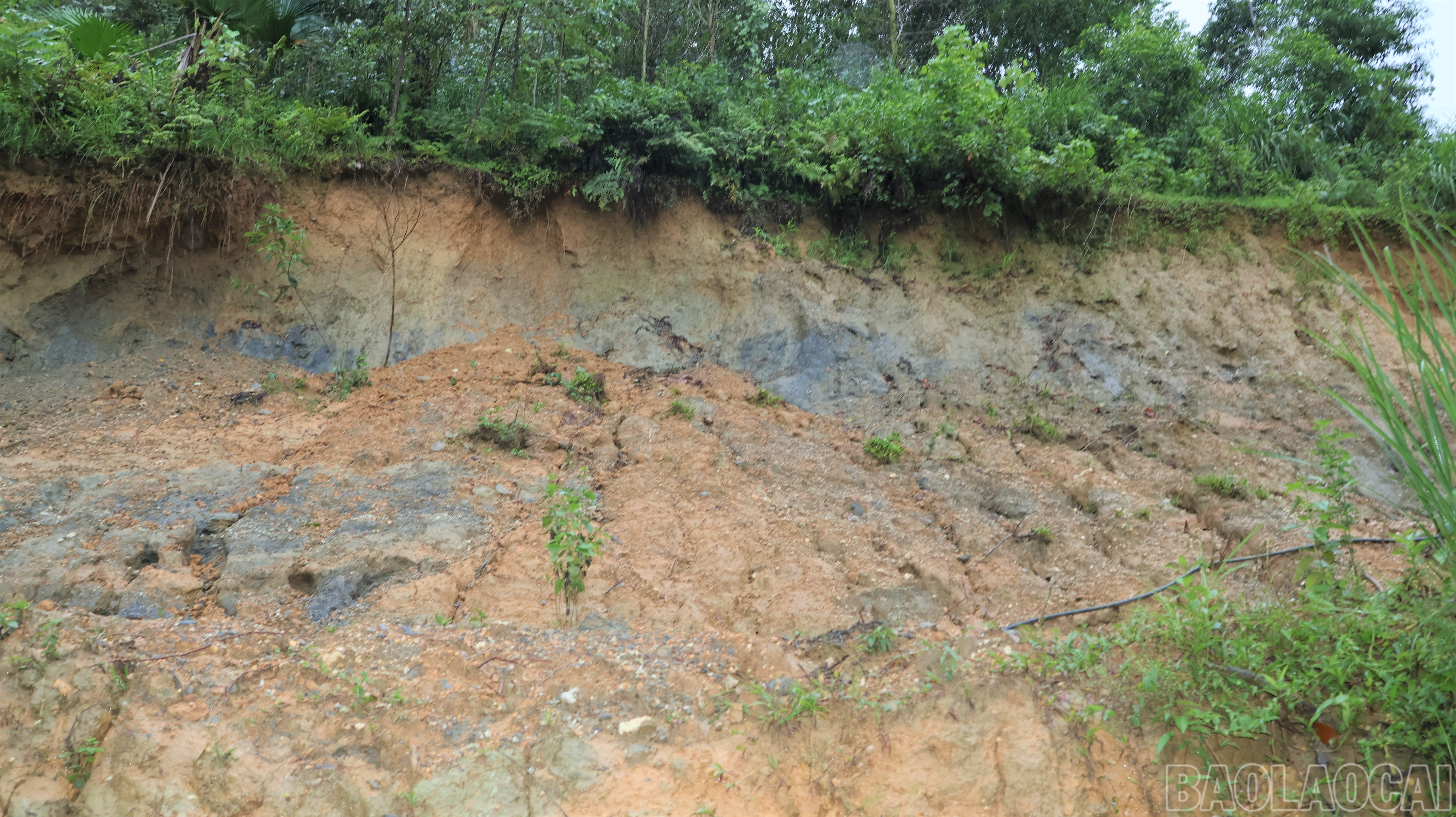 Điểm sạt lở sát khu vực sinh sống của 6 hộ dân.