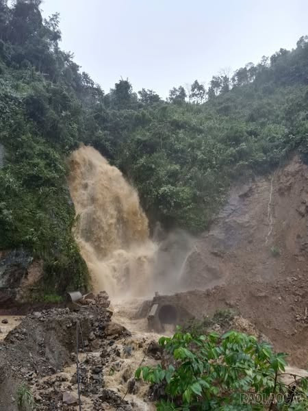 Quốc lộ 279 đoạn qua xã Minh Lương và Nậm Xé bị chia cắt do sạt lở.