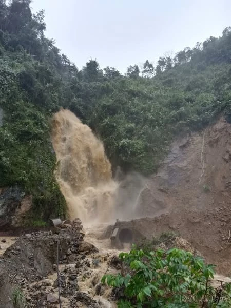 Quốc lộ 279 đoạn qua xã Minh Lương và Nậm Xé bị chia cắt do sạt lở.