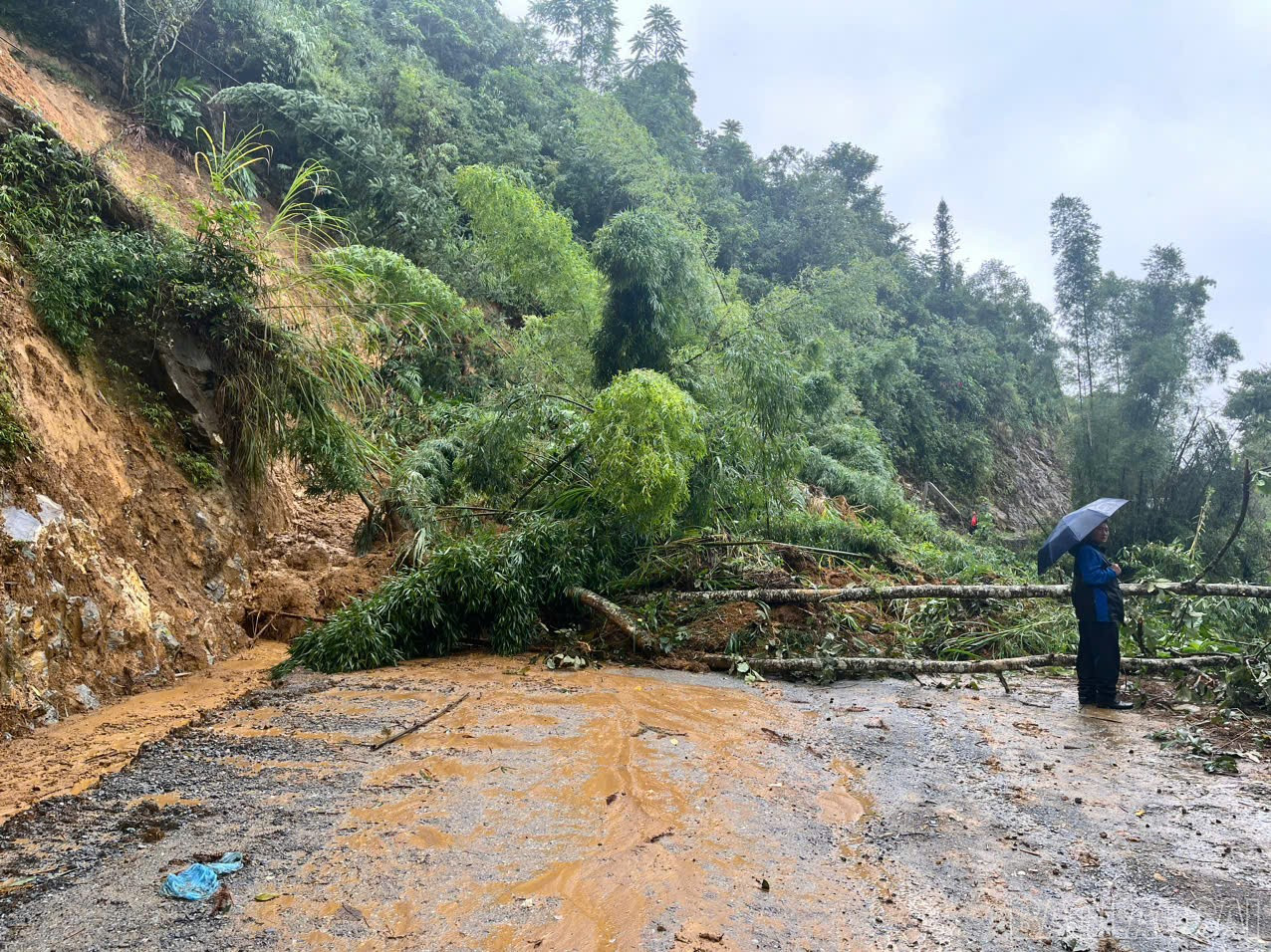 Mưa bão gây sạt lở tuyến đường vào trung tâm xã.