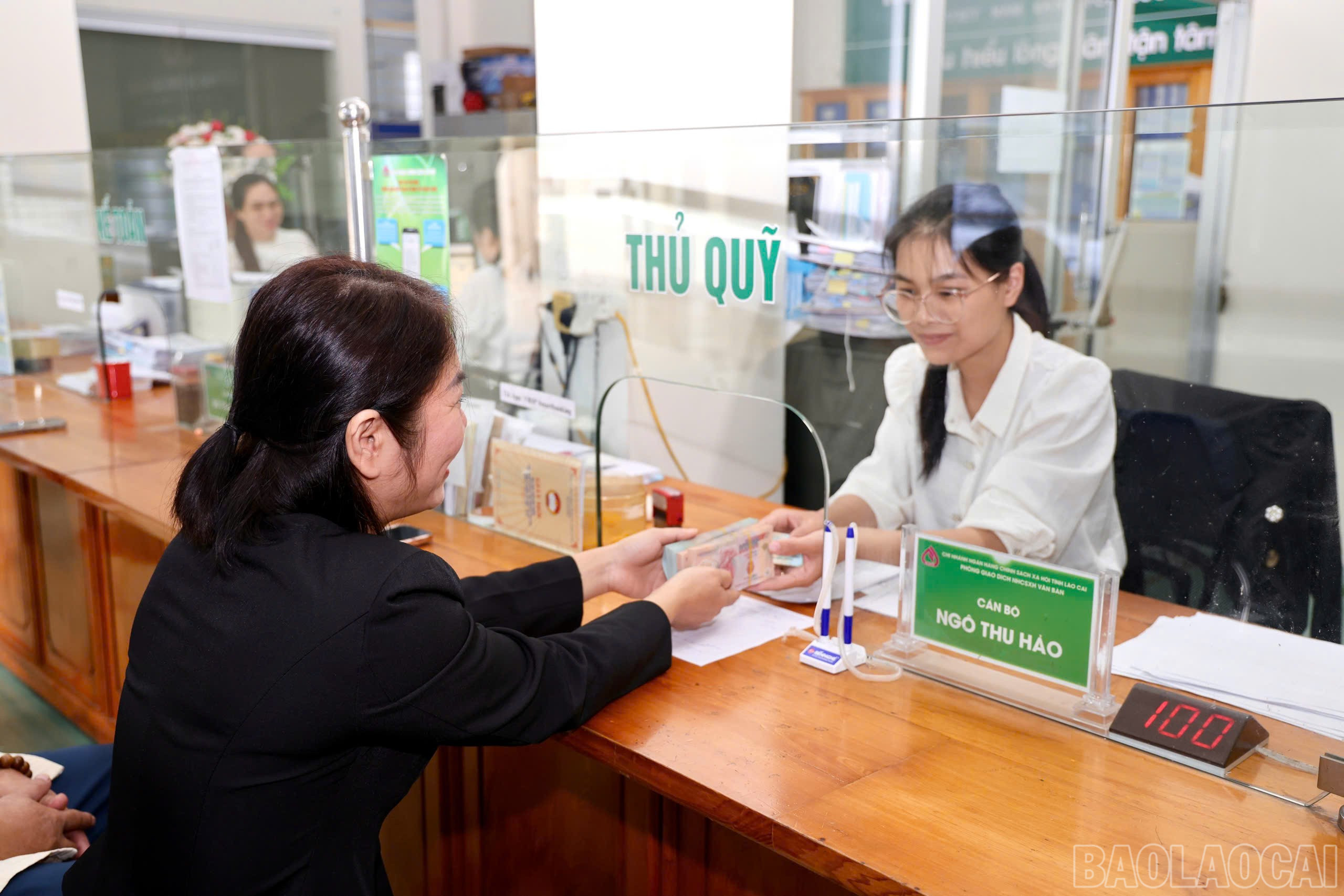 Chị Nguyễn Thị Phương, thôn 7, xã Văn Bàn, tỉnh Lào Cai nhận tiền giải ngân từ vốn vay sinh viên theo Quyết định 29. baolaocai-br_nhcs-1.jpg