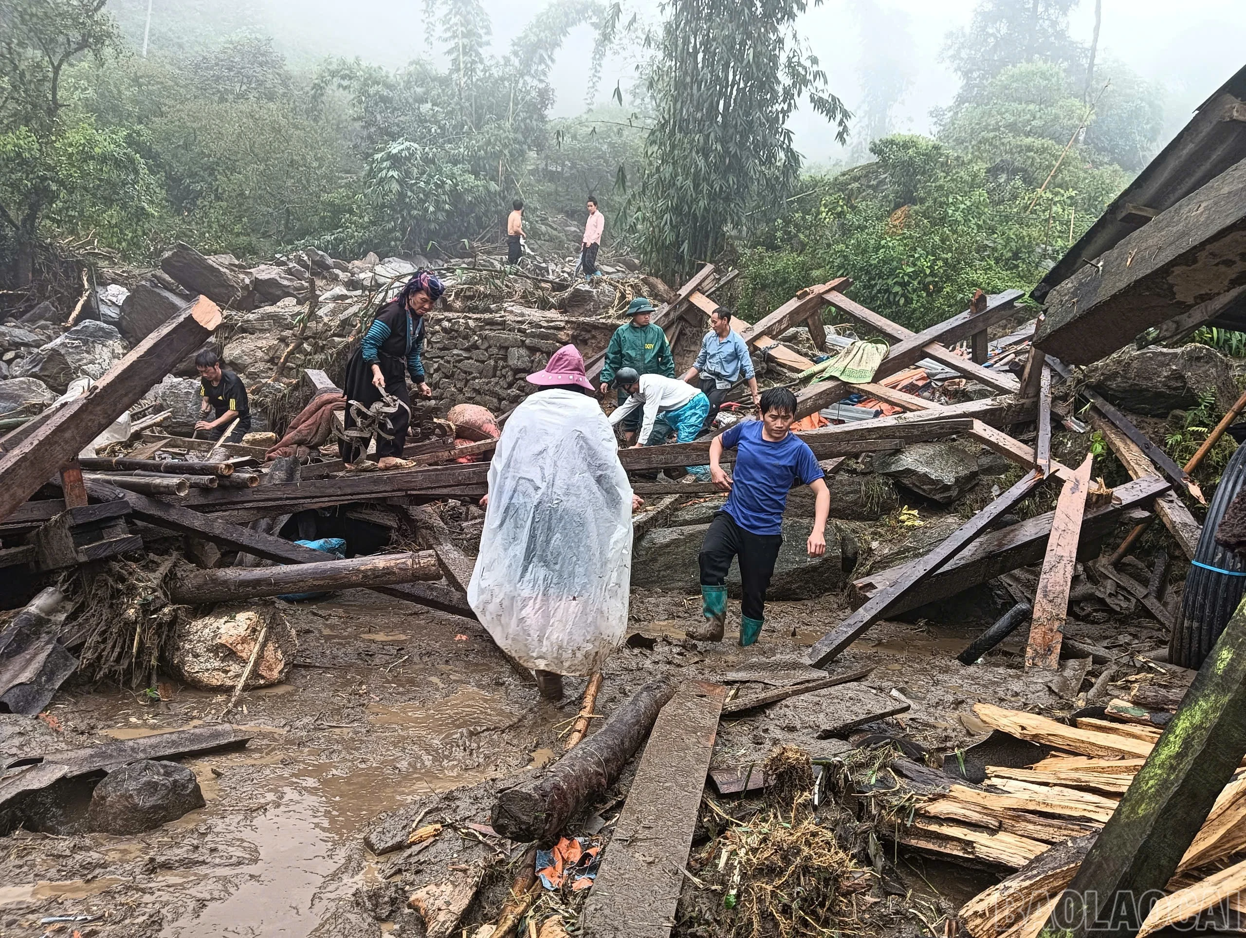3 nhà dân bị lũ cuốn trôi.