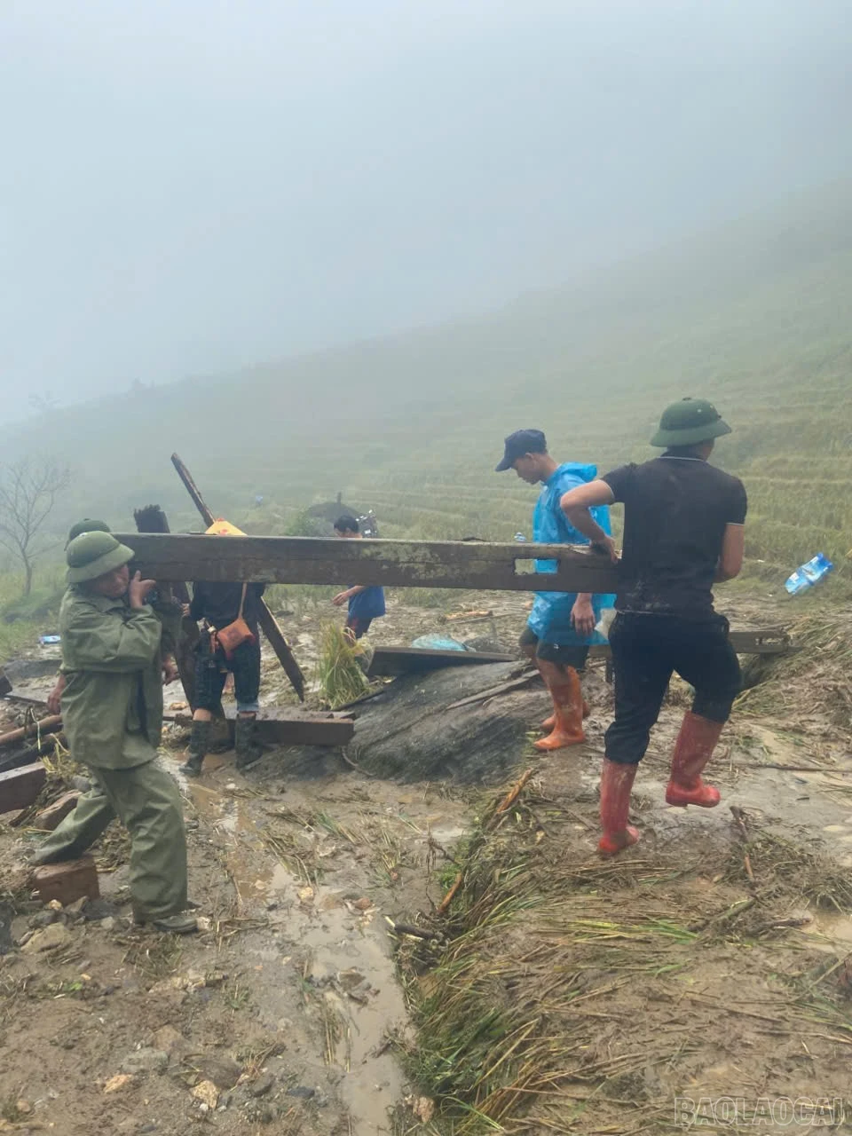 Các lực lượng chức năng giúp người dân di chuyển tài sản ra khỏi ngôi nhà bị sập.