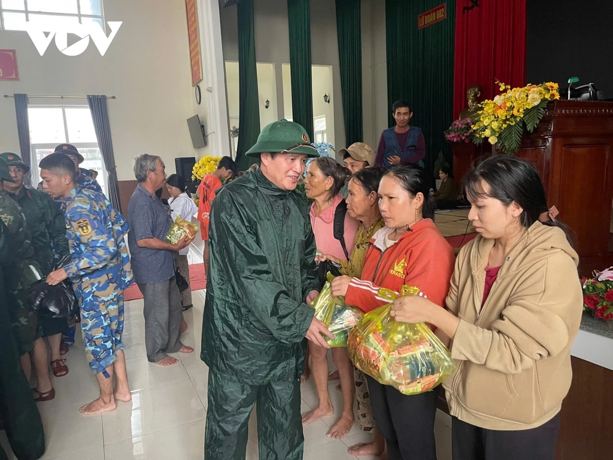 Bộ đội hỗ trợ thực phẩm thiết yếu đến đồng bào vùng lũ.