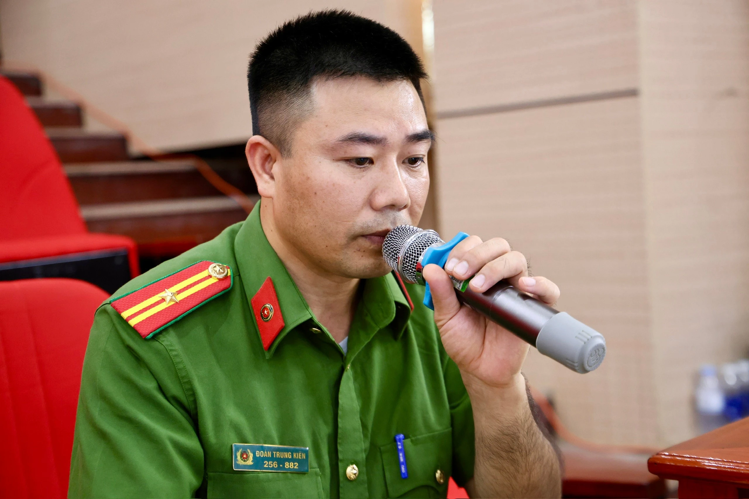 Cán bộ Phòng Cảnh sát phòng cháy, chữa cháy và cứu nạn, cứu hộ, Công an tỉnh Lào Cai triển khai các nội dung.