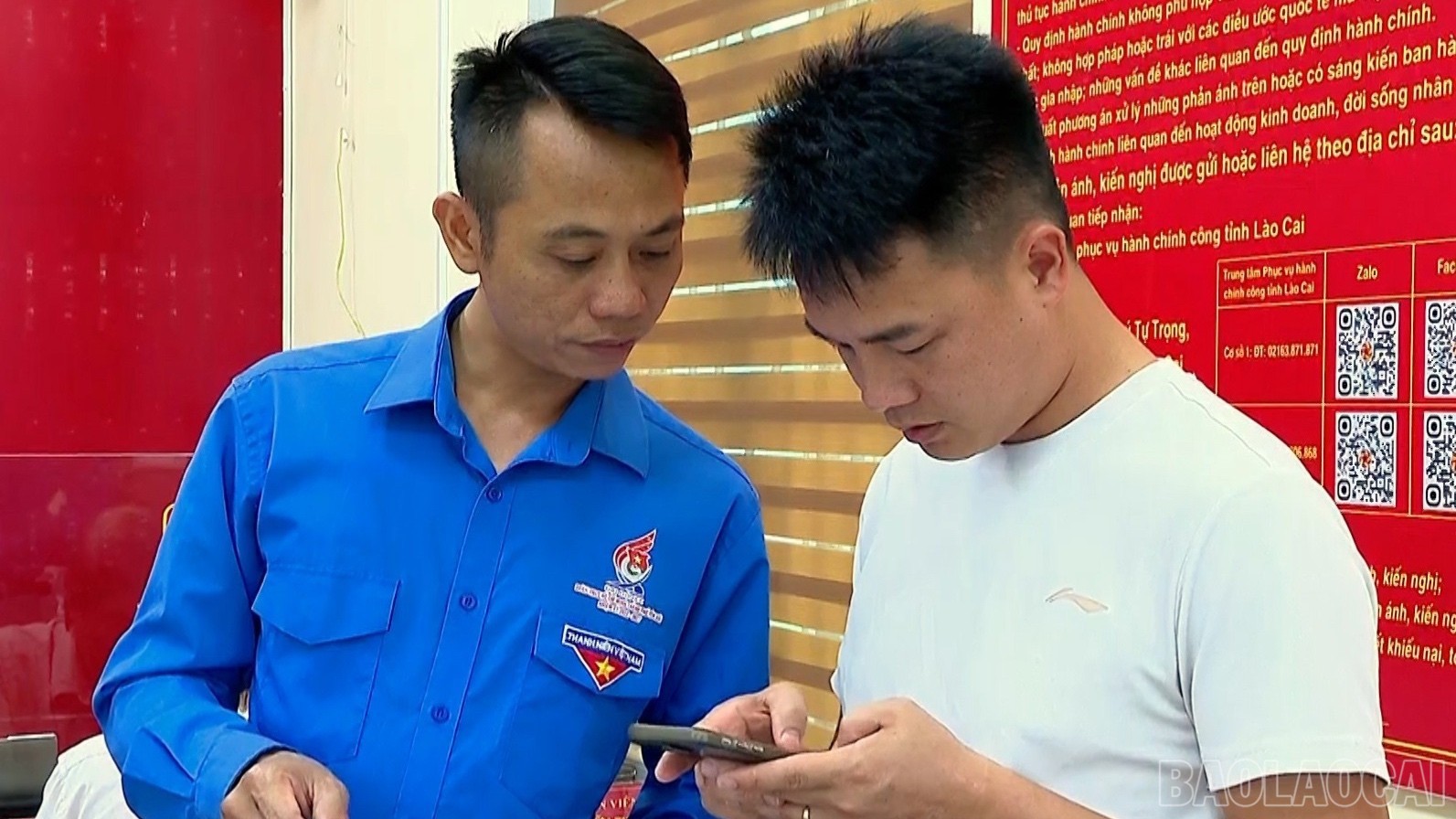 Các thành viên tổ công nghệ số cộng đồng hướng dẫn người dân thực hiện các thủ tục hành chính trực tuyến. tocongngheso.jpg