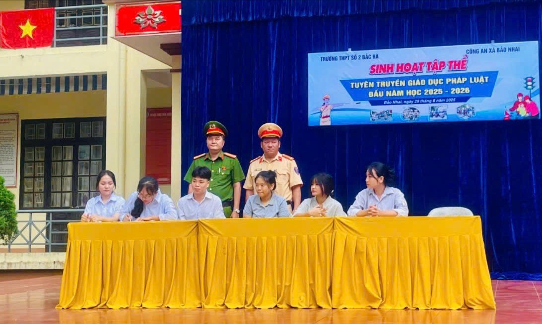 Đại diện các em học sinh Trường THPT số 2 Bắc Hà ký cam kết thực hiện các quy định pháp luật. bachakycamket-8841.jpg