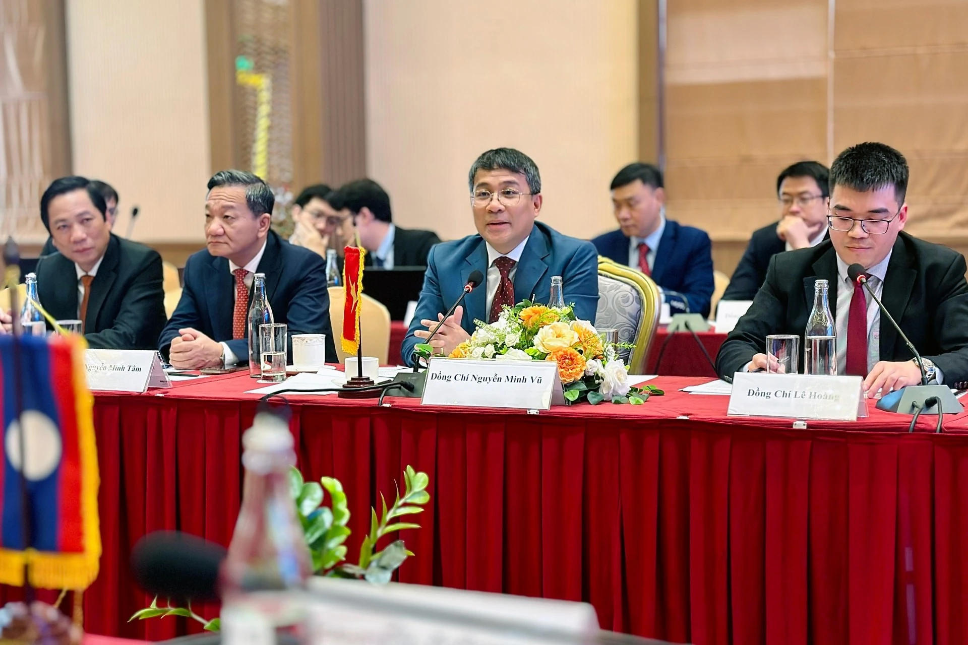 Đồng chí Nguyễn Minh Vũ, Thứ trưởng Thường trực Bộ Ngoại giao, Trưởng đoàn đại biểu phía Việt Nam phát biểu tại cuộc họp.