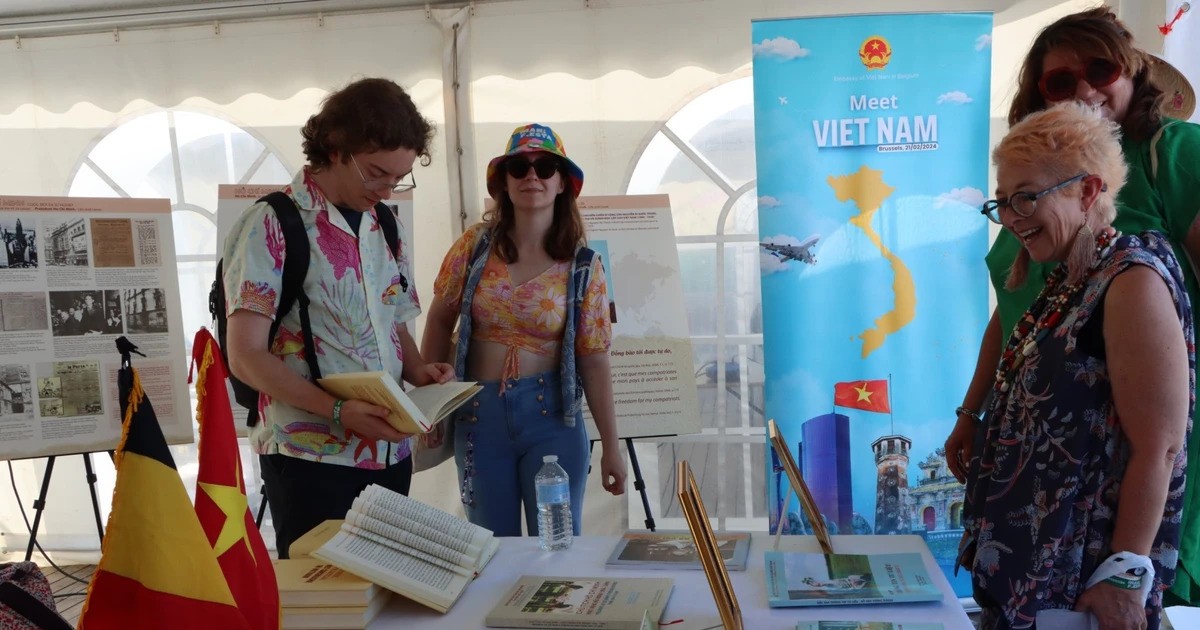 Du khách hào hứng với Gian hàng Việt Nam tại Lễ hội ManiFiesta 2025. viet-nam.jpg