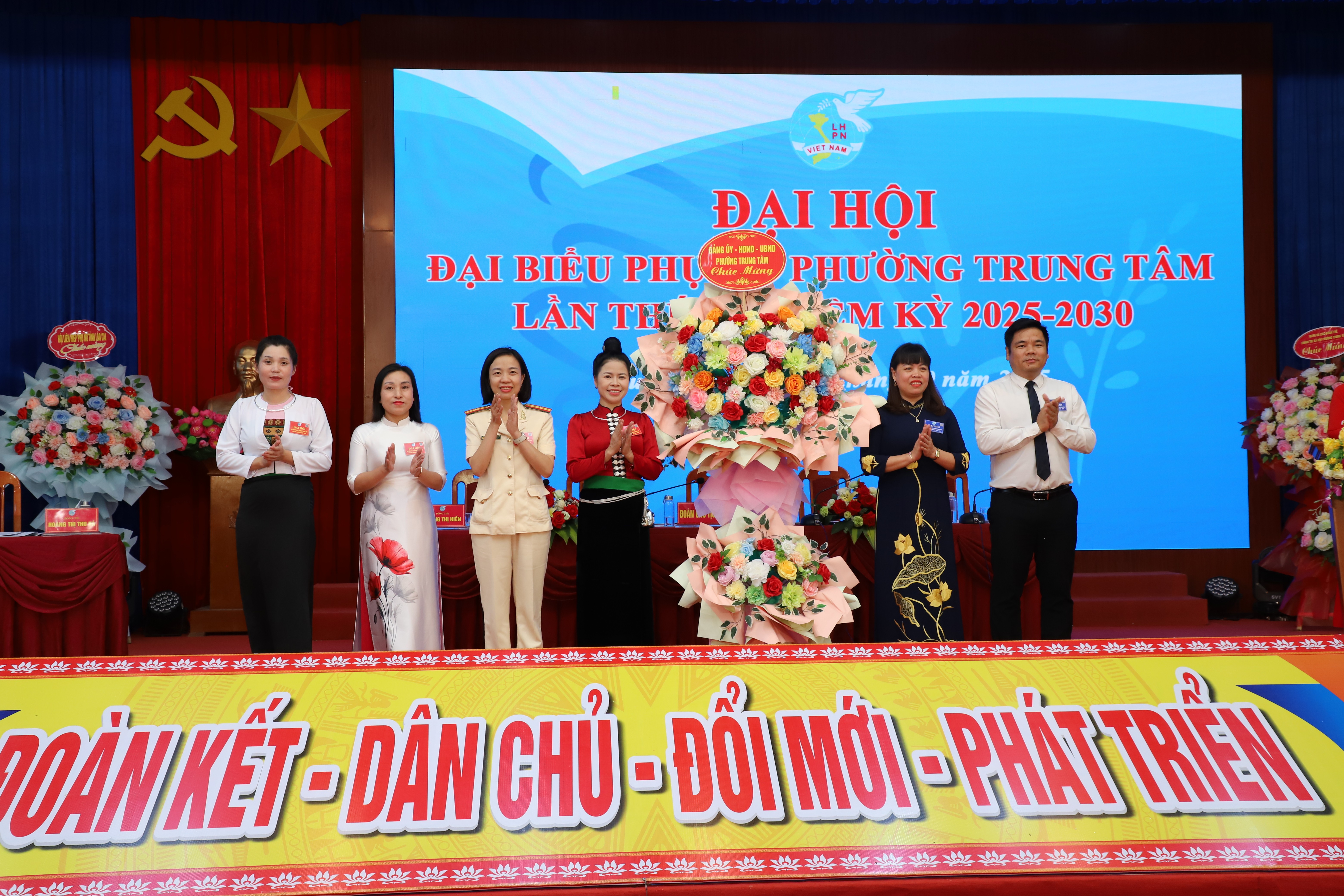 Lãnh đạo phường tặng hoa chúc mừng đại hội. tanghoa-8806.jpg