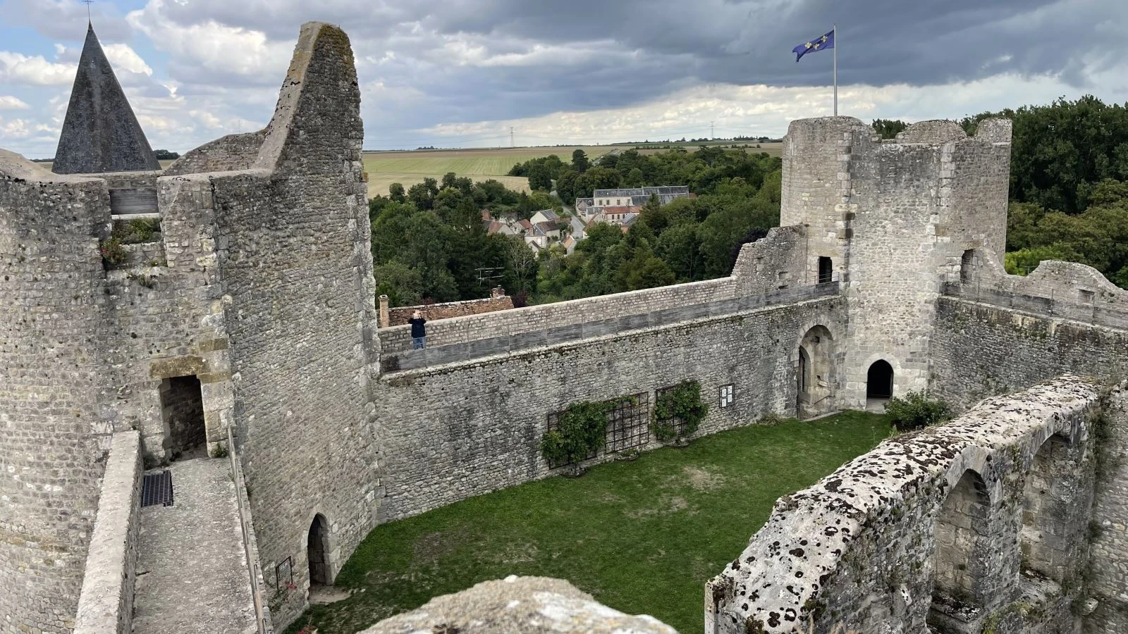 Tàn tích của lâu đài cổ mang lại vẻ đẹp huyền bí cho ngôi làng Yèvre-le-Châtel.