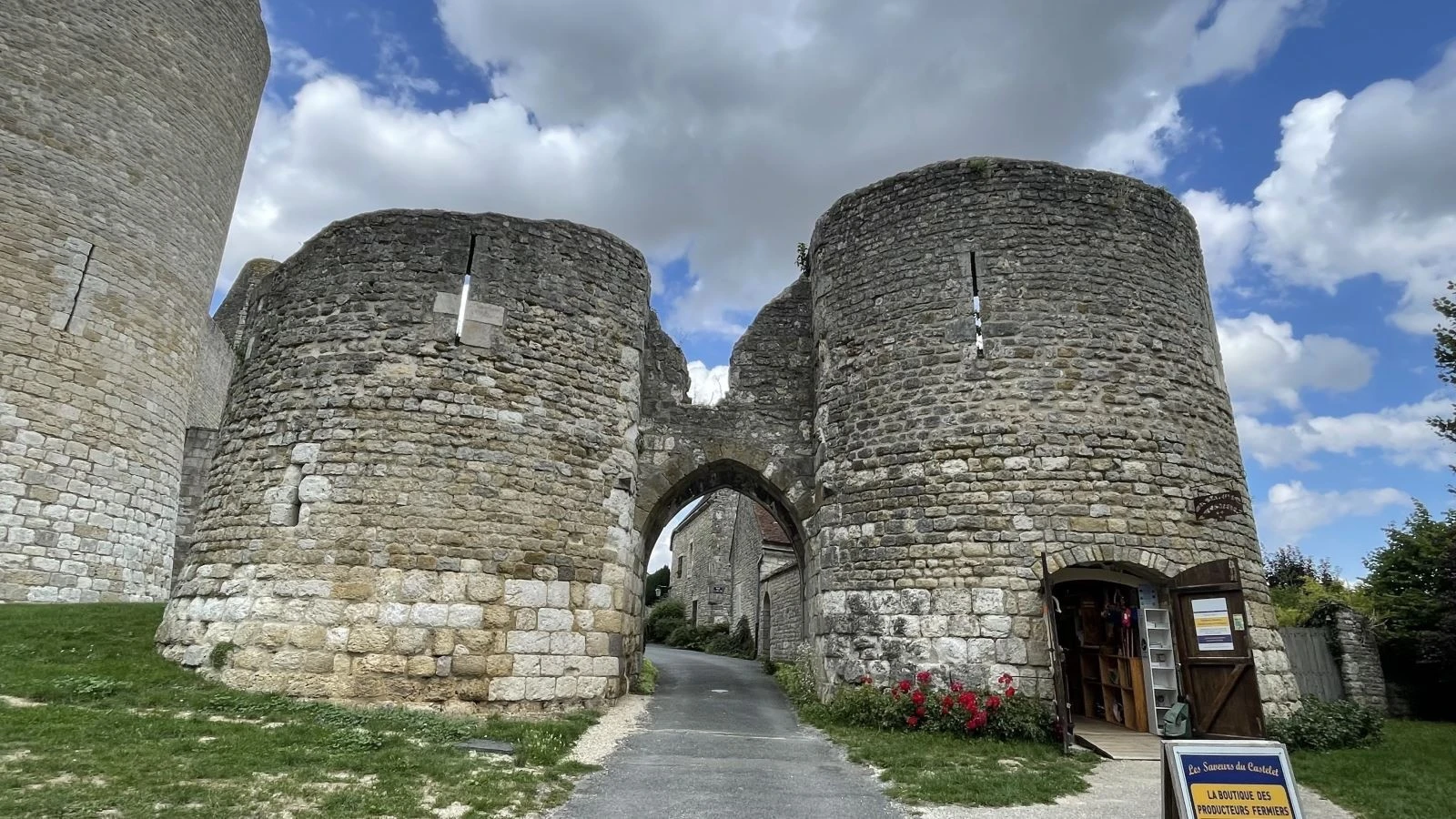 Tàn tích của lâu đài cổ mang lại vẻ đẹp huyền bí cho ngôi làng Yèvre-le-Châtel, một trong những ngôi làng đẹp nhất nước Pháp.