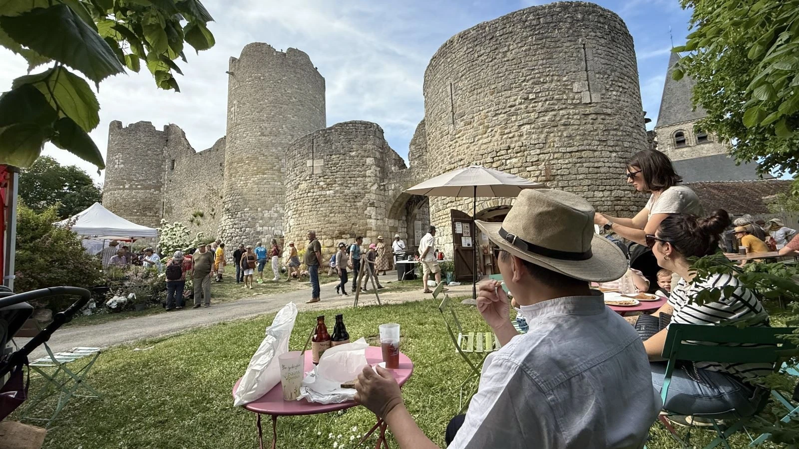 Mỗi năm, làng Yèvre-le-Châtel thu hút hơn 100.000 du khách đến tham quan, trải nghiệm.