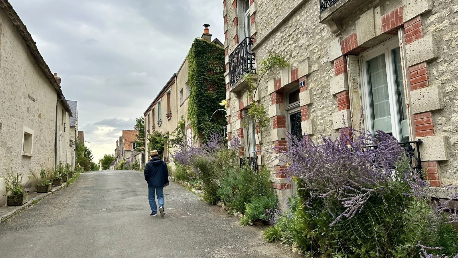 Những ngôi nhà cổ mang màu sắc trầm lắng của thời gian tại làng Yèvre-le-Châtel.