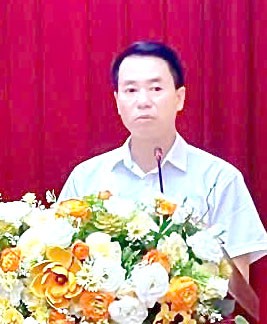 Đồng chí Luyện Hữu Chung, Phó Giám đốc phụ trách Sở Giáo dục và Đào tạo phát biểu tại hội nghị. sogd-9905.jpg