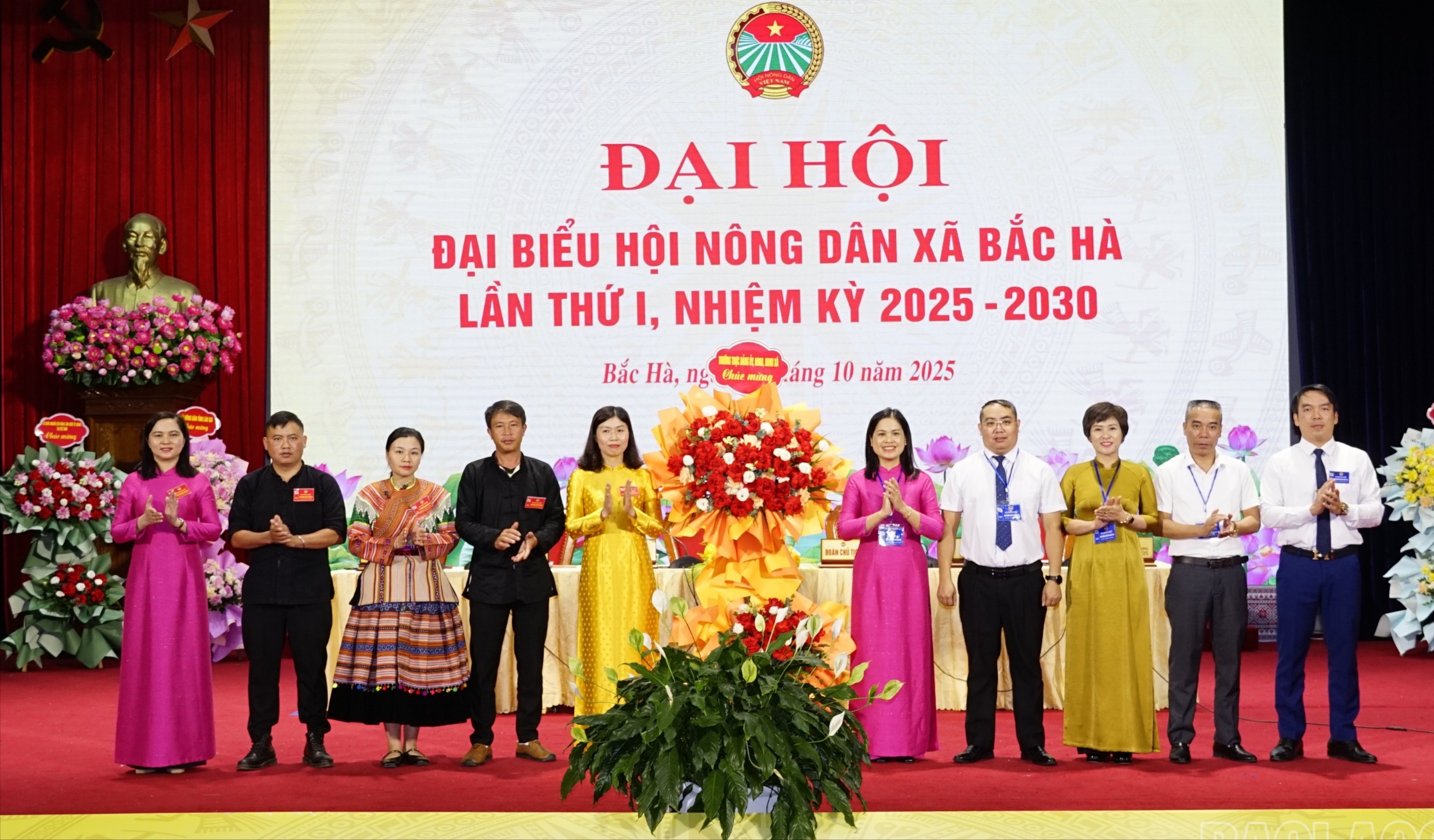 Lãnh đạo xã tặng hoa chúc mừng đại hội. br-dsc3594.jpg
