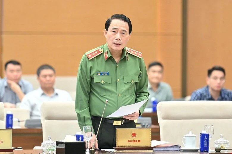 Thứ trưởng Bộ Công an Lê Quốc Hùng tại phiên họp.