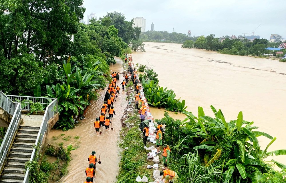 Lực lượng Quân đội, Công an phối hợp củng cố đê sông Cầu đoạn qua phường Phan Đình Phùng. song-cau-20251007213045.jpg
