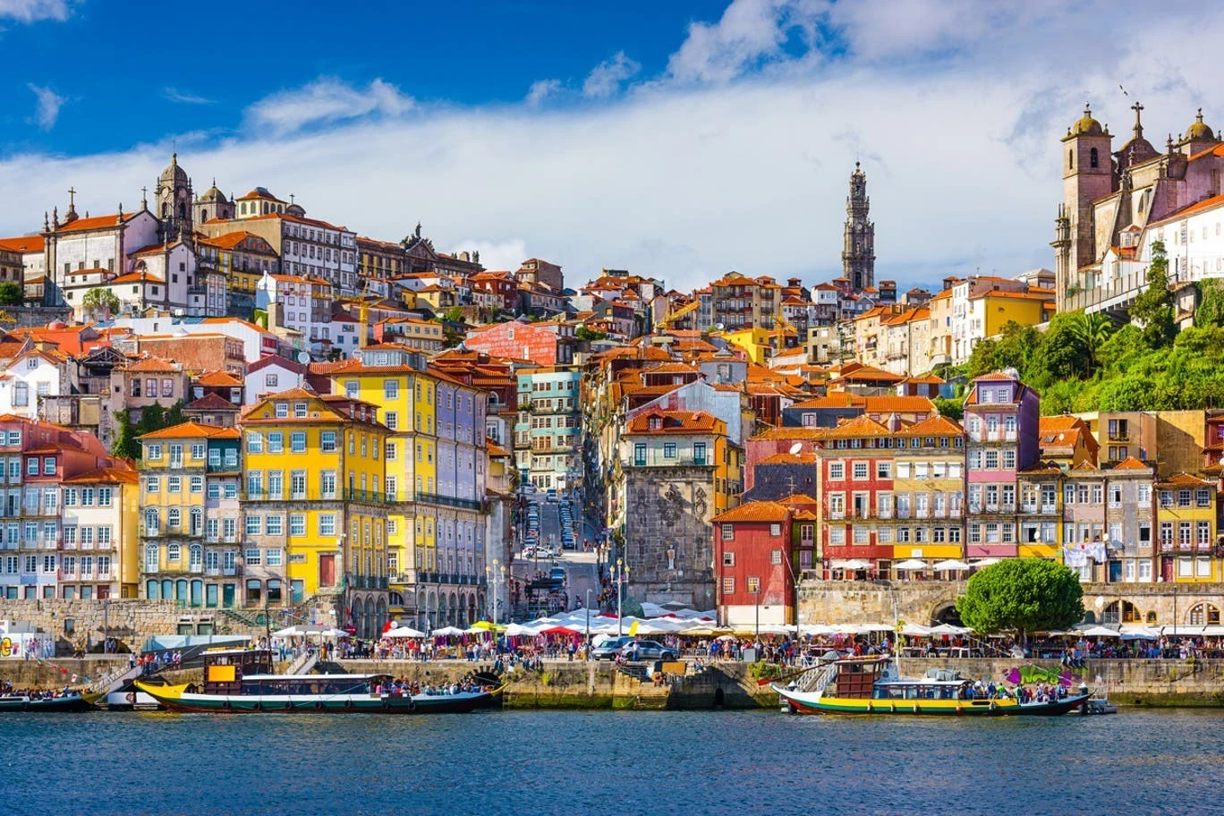 Là thành phố lớn thứ hai Bồ Đào Nha, vượt qua thủ đô Lisbon vốn nổi tiếng với vẻ đẹp như tranh nhưng đã quá đông đúc. Nét quyến rũ của Porto hiện rõ trước mắt những ai muốn khám phá - chẳng hạn cầu Luis I, bắc qua sông Douro trên một vòm sắt hai tầng...