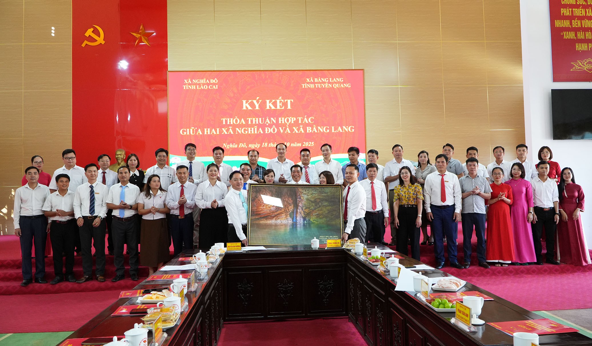 Đại diện hai xã trao tặng quà kỷ niệm. xa-bang-lang-tang-qua-luu-niem-cho-xa-nghia-do.jpg