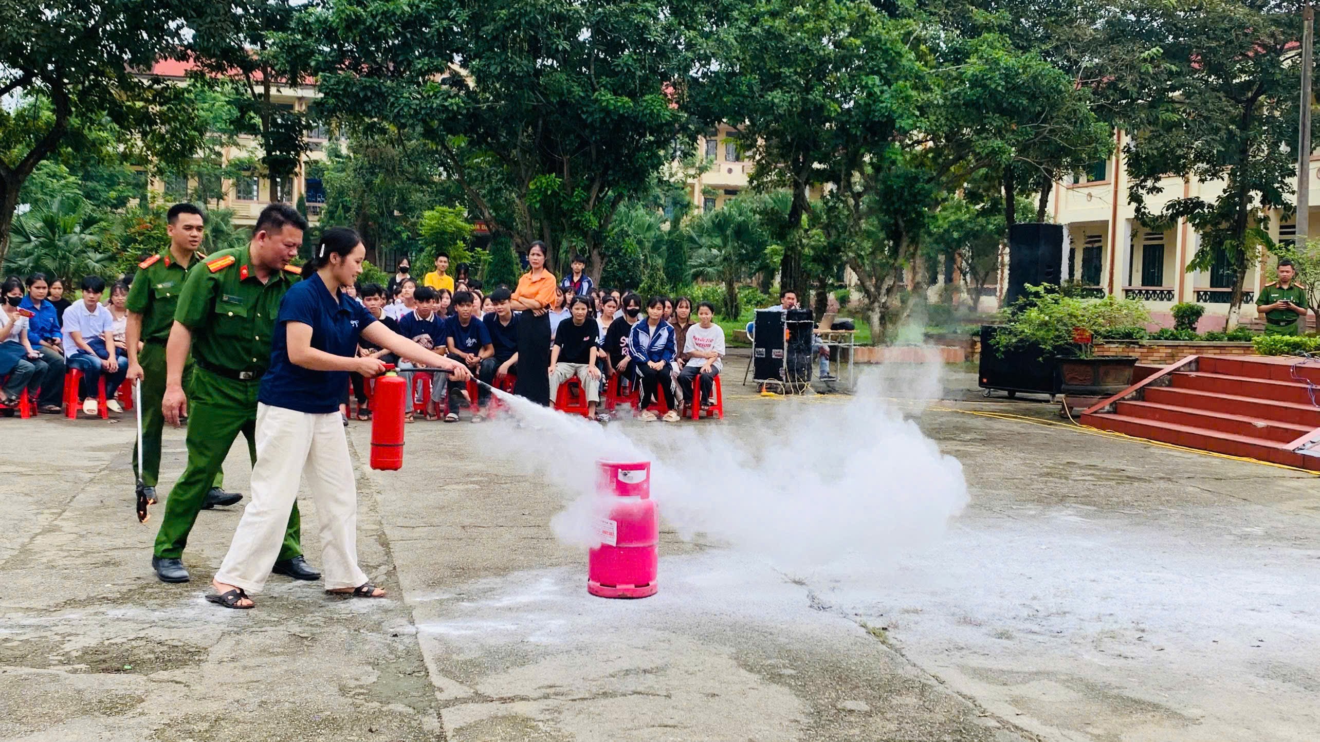 Công an xã hướng dẫn sử dụng bình chữa cháy xách tay trong tình huống giả định. anh3.jpg