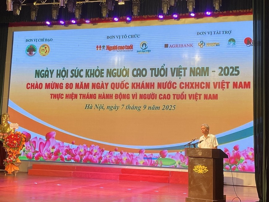 លោក Phan Van Hung - អនុប្រធានសមាគមមនុស្សចាស់វៀតណាមបានថ្លែងក្នុងពិធីបុណ្យនេះ។ Ông Phan Văn Hùng - Phó Chủ tịch Hội Người cao tuổi Việt Nam phát biểu tại ngày hội.