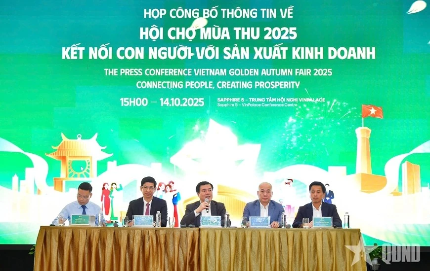 Thứ trưởng Bộ Công Thương Nguyễn Sinh Nhật Tân (ở giữa) cùng các đại biểu cung cấp những điểm nổi bật về Hội chợ Mùa thu năm 2025.