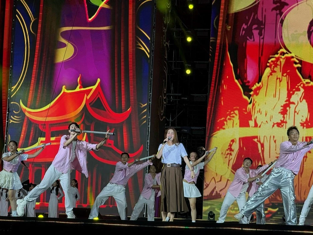 Ca sĩ Hoàng Thuỳ Linh, Hồ Ngọc Hà tại buổi tổng duyệt.