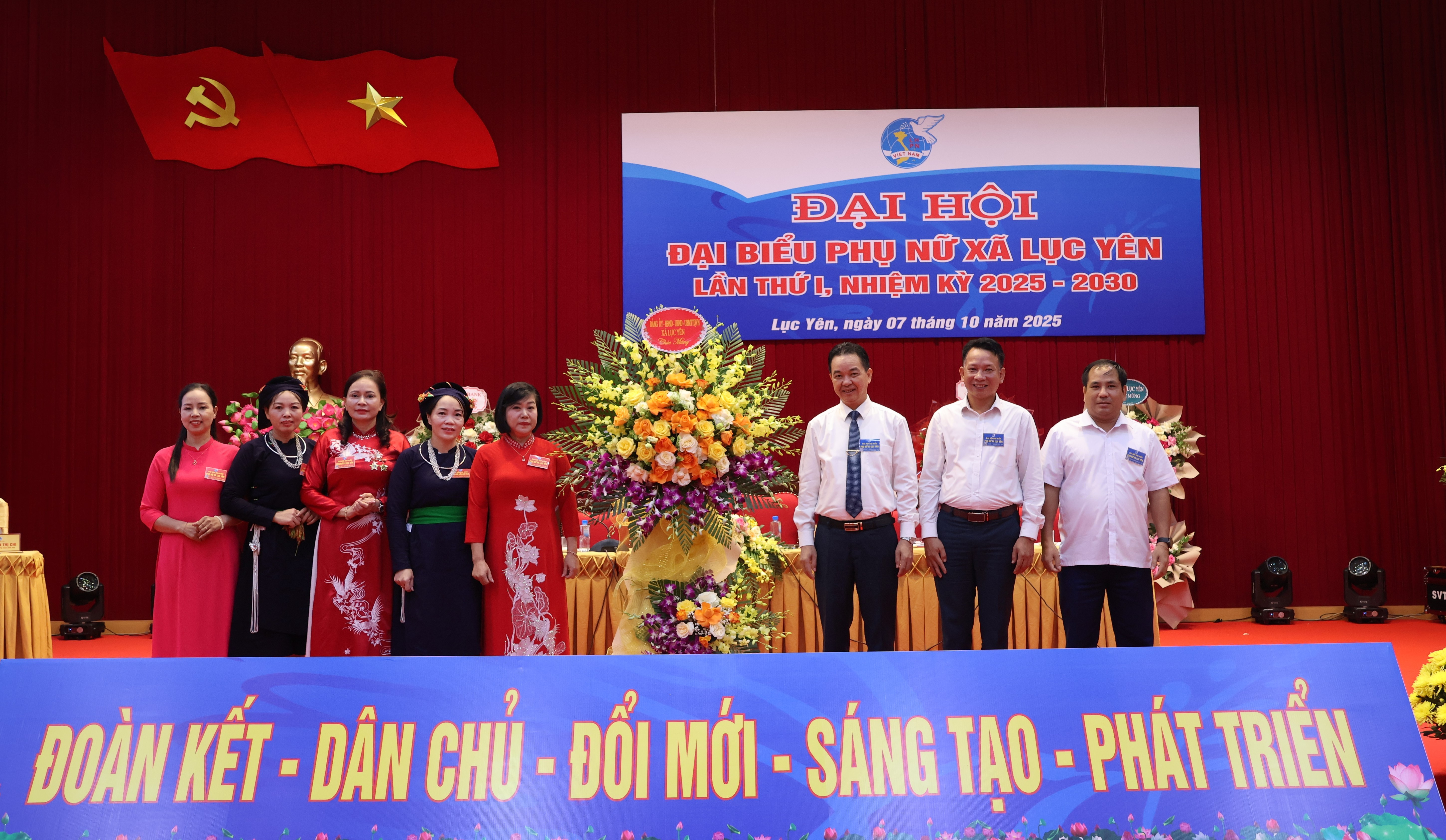 Thường trực Đảng ủy xã tặng hoa chúc mừng đại hội. tanghoa2.jpg