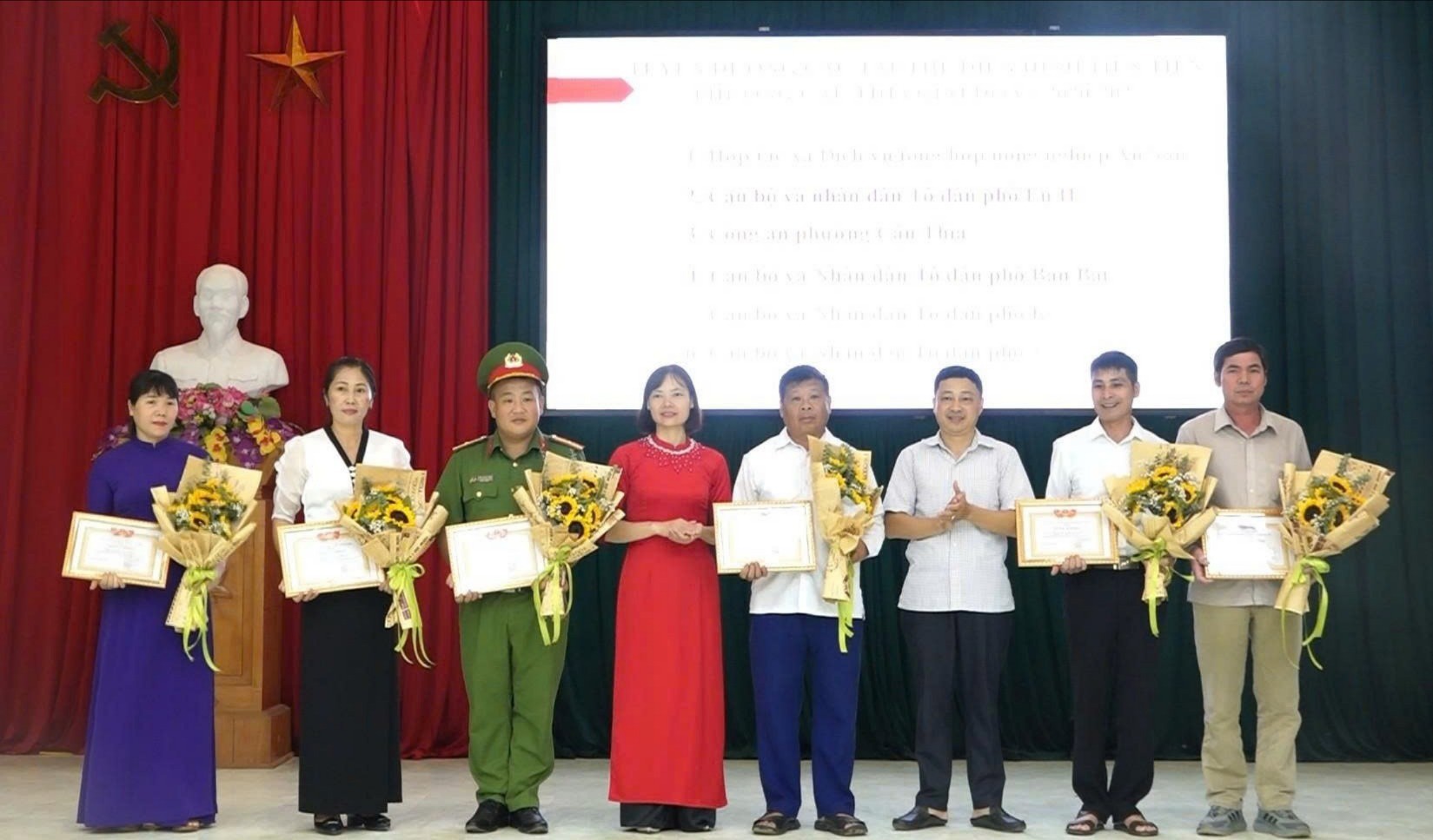 Đồng chí Nguyễn Thị Lý - Phó Bí thư, Chủ tịch UBND phường khen thưởng các tập thể có thành tích xuất sắc. anh1-6340.jpg