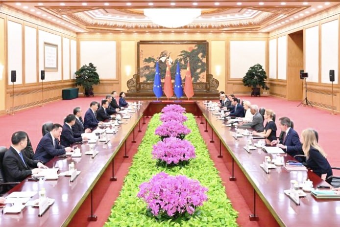 Quang cảnh cuộc hội đàm giữa Chủ tịch Trung Quốc Tập Cận Bình và Chủ tịch Ủy ban châu Âu Ursula von der Leyen, Chủ tịch Hội đồng châu Âu Antonio Costa tại Bắc Kinh, ngày 24-7. Quang cảnh cuộc hội đàm giữa Chủ tịch Trung Quốc Tập Cận Bình và Chủ tịch Ủy ban châu Âu Ursula von der Leyen, Chủ tịch Hội đồng châu Âu Antonio Costa tại Bắc Kinh, ngày 24-7.