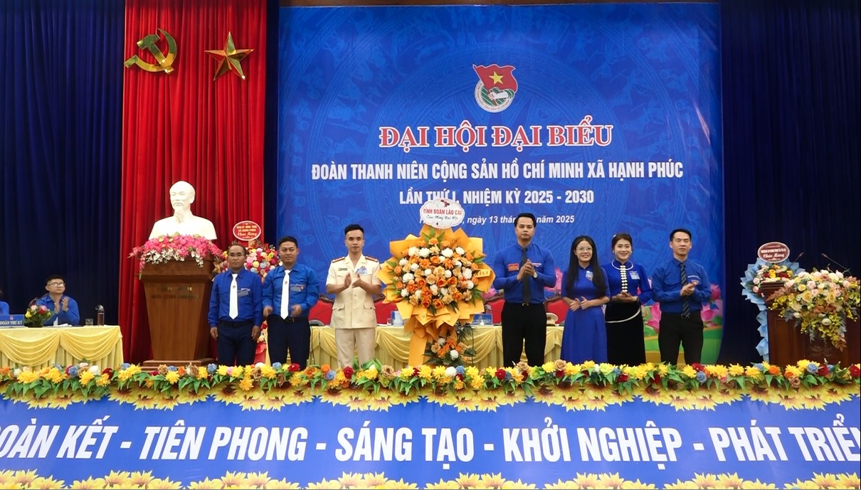 Đồng chí Hoàng Mạnh Linh - Phó Bí thư Tỉnh đoàn, Trưởng Ban Công tác Đoàn và Thanh thiếu nhi phát biểu, tặng hoa chúc mừng đại hội. hml-1.png