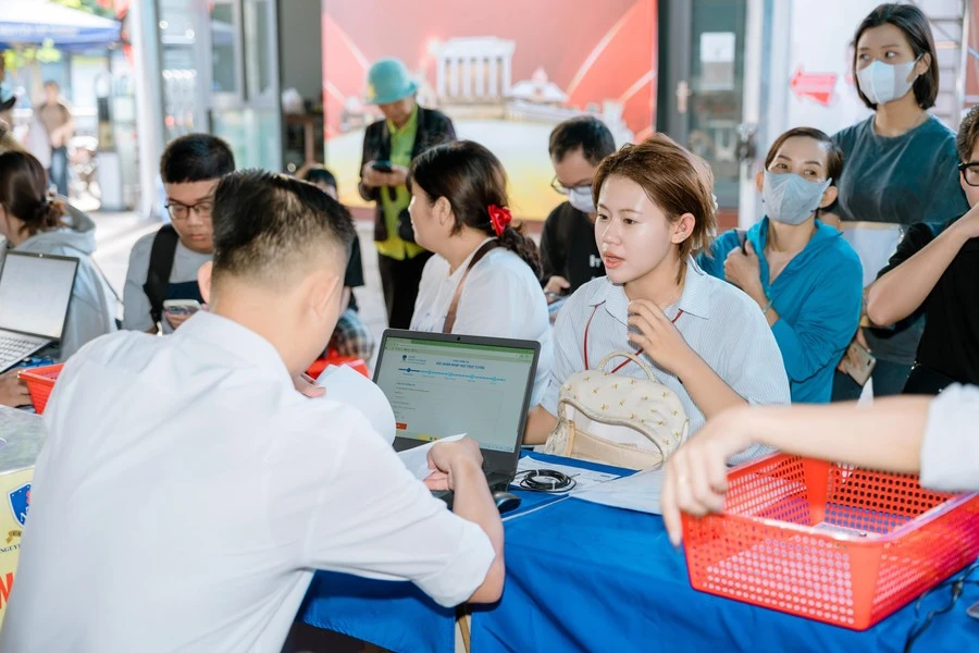 Sinh viên nhập học sáng 23/8 tại Trường Đại học Nguyễn Tất Thành. Ảnh: NTTU.