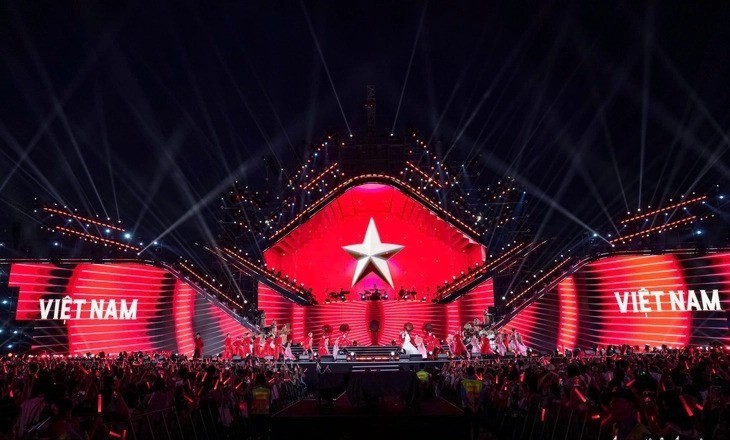 Tinh thần rạng rỡ Việt Nam bao phủ không khí V Concert. conccert-cuoi-2438.jpg