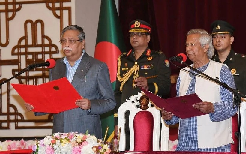 Ông Muhammad Yunus (phải) tuyên thệ nhậm chức người đứng đầu Chính phủ lâm thời Bangladesh, tại Dhaka, ngày 8/8/2024. bangladed-36251657707991151458135-03394558715644044407740.jpg