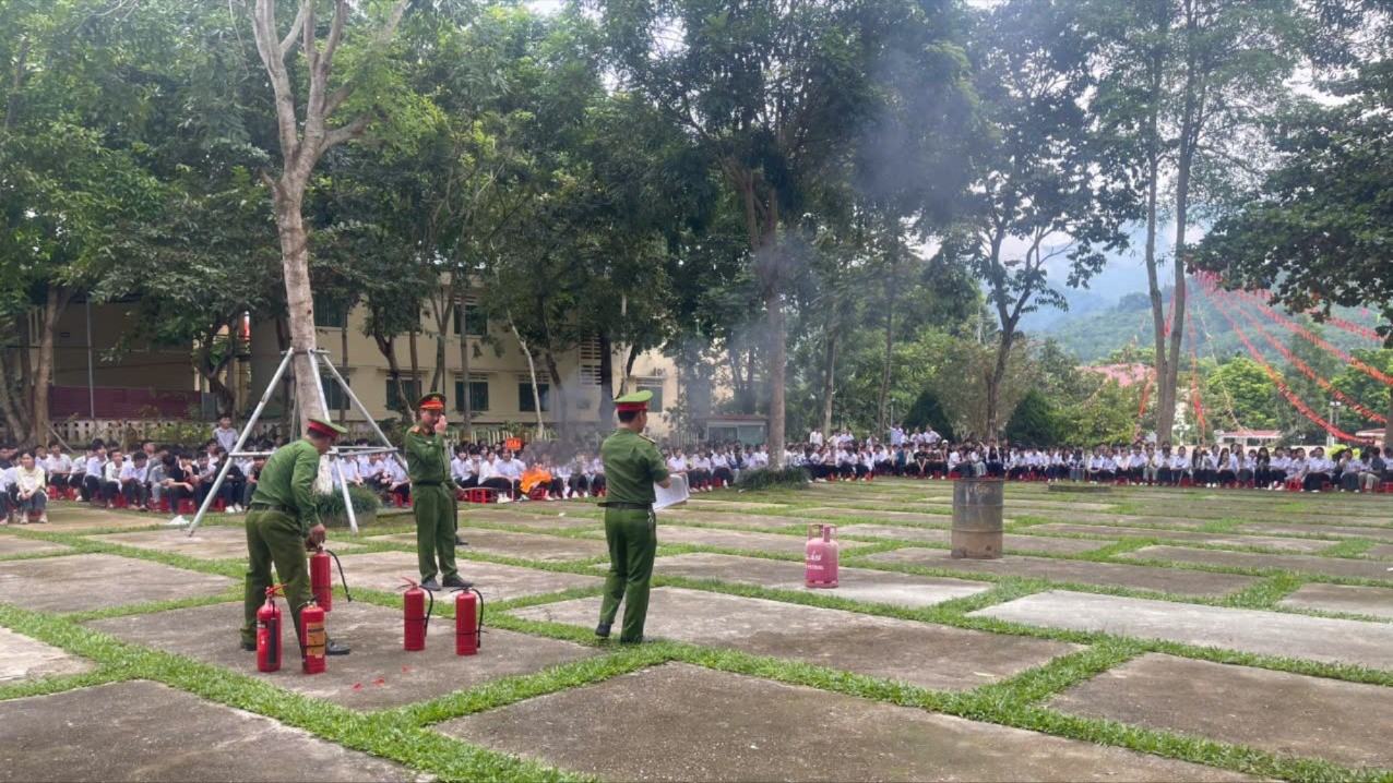 Hướng dẫn các em học sinh sử dụng bình chữa cháy. dungbinhchuachay-2449.jpg