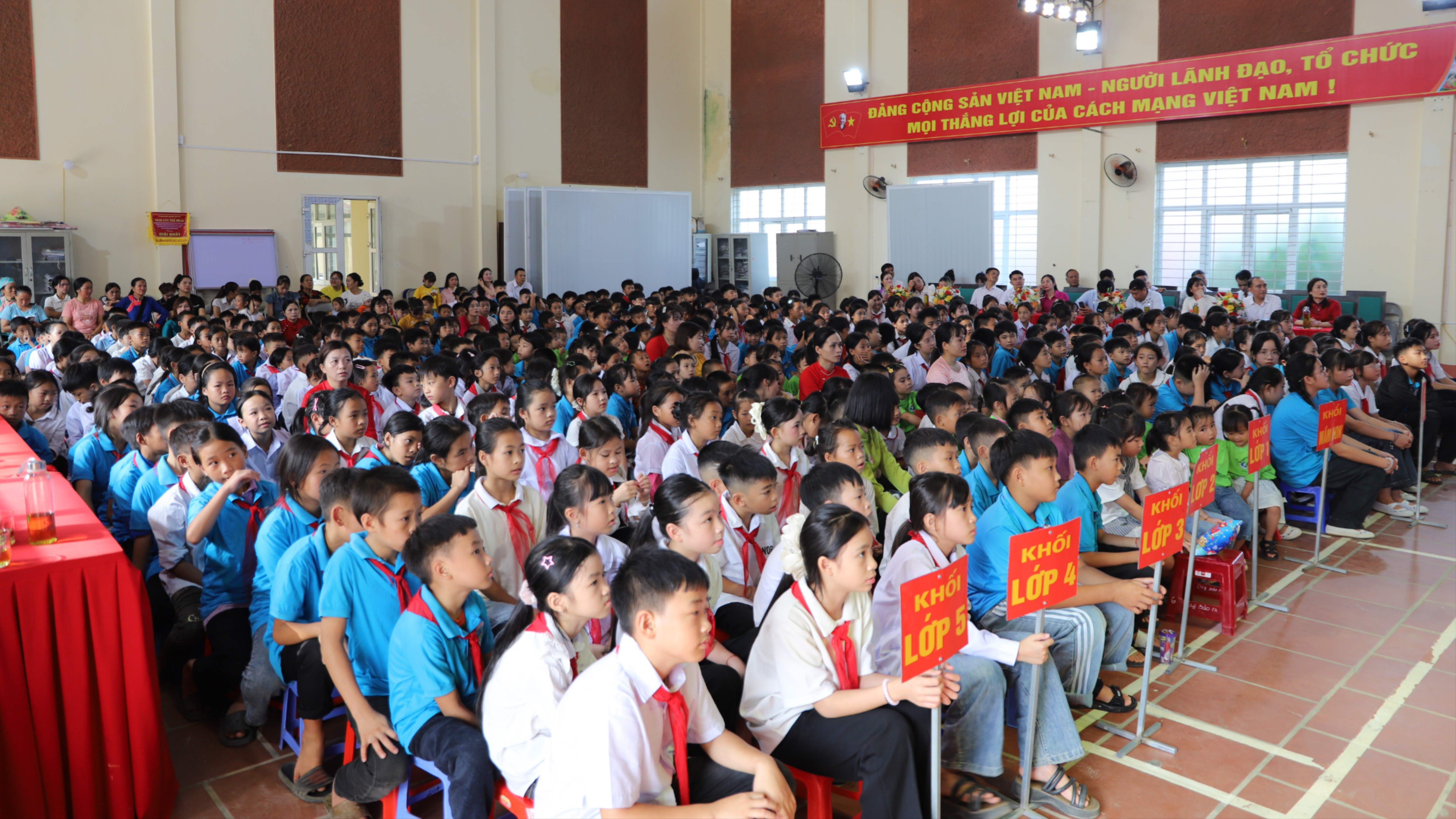 Hơn 580 học sinh 3 cấp học tại Bản Xèo tham dự Lễ khai giảng năm học mới.